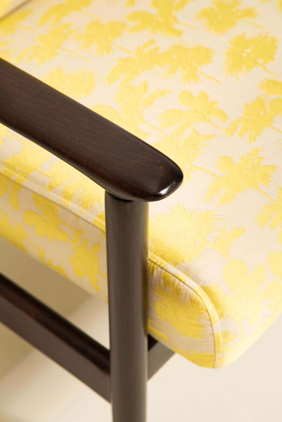 Meubels Twee mid-century GFM 142 fauteuils, Be Bop A Lula jacquard, E. Homa, Europa, 1960 photo