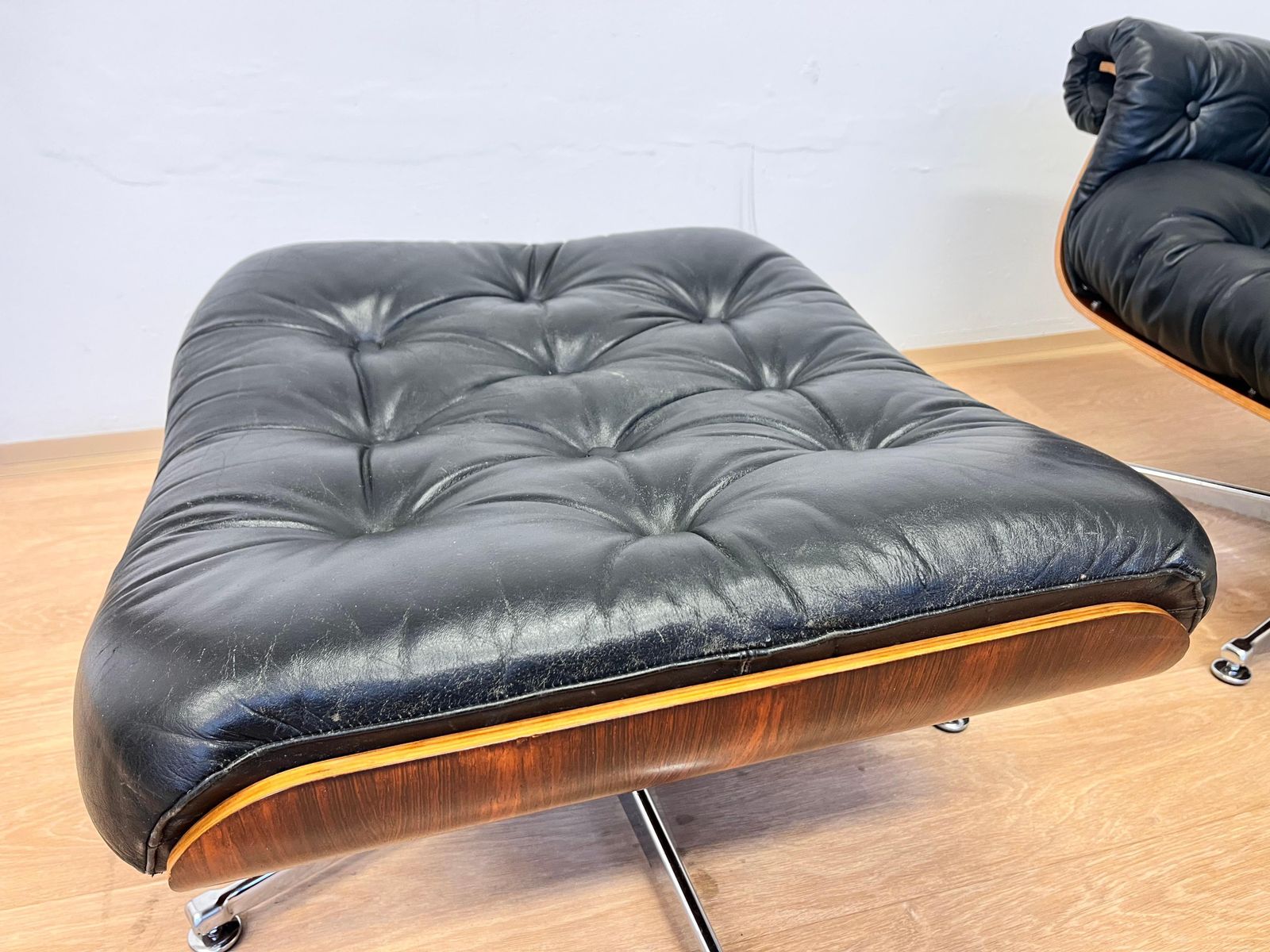 photo furniture XL Bijzondere Gebogen Multiplex Lounge Chair en Ottoman in Palissander, ca. jaren 1960