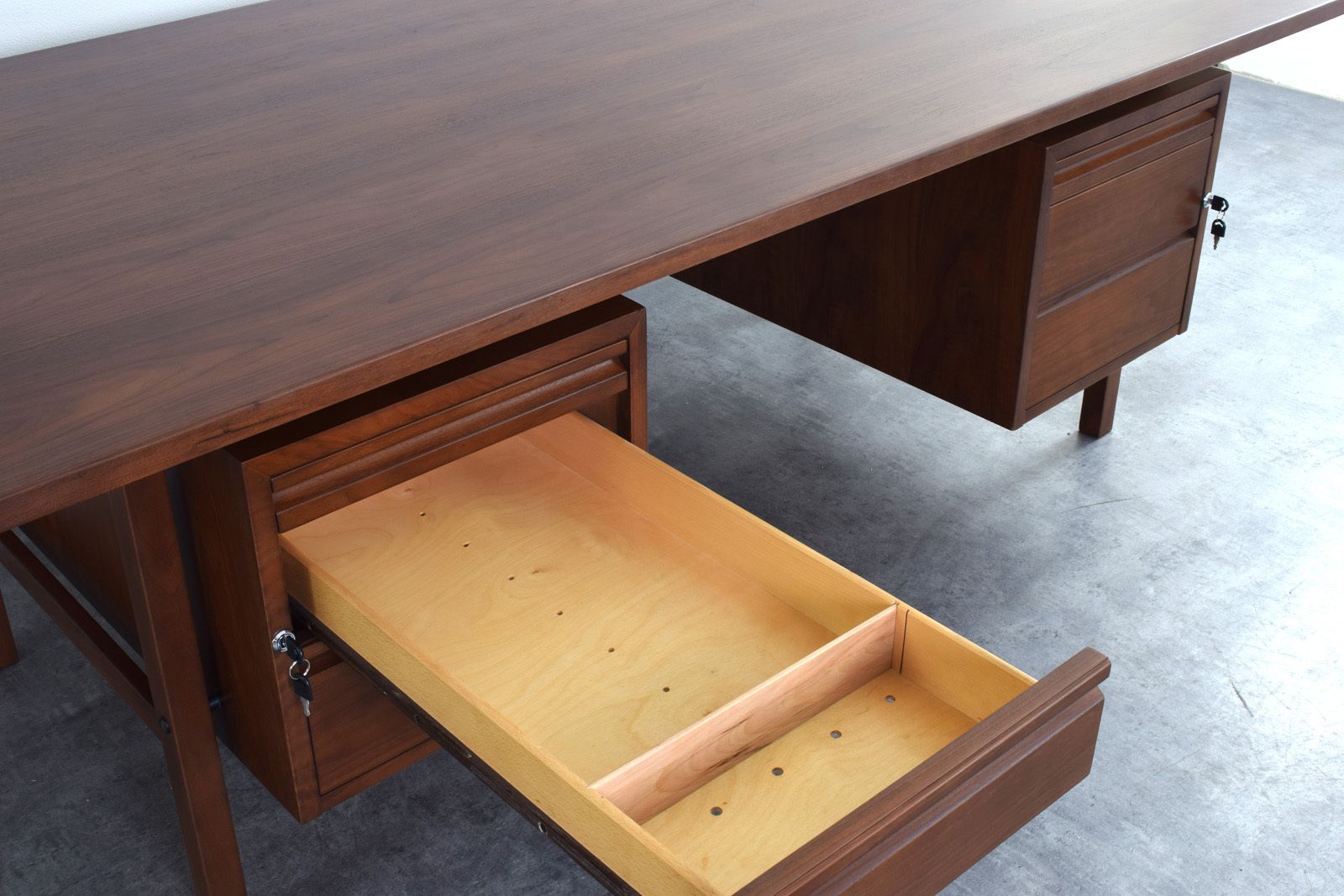 photo vinterior Mid Century Large American Walnut Executive Desk