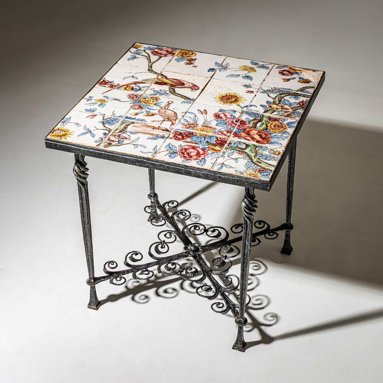 Smeedijzeren bijzettafel met beschilderde tegels, ca. jaren 1960 photo furniture