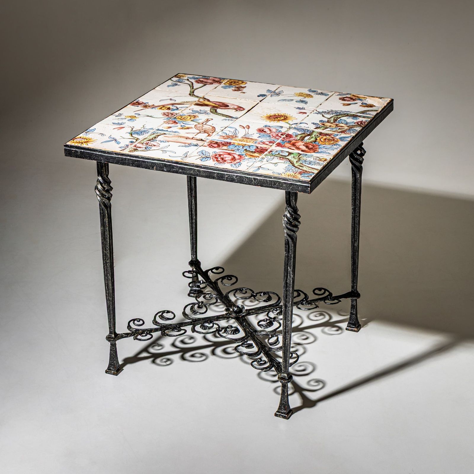 Smeedijzeren bijzettafel met beschilderde tegels, ca. jaren 1960 photo Meubels