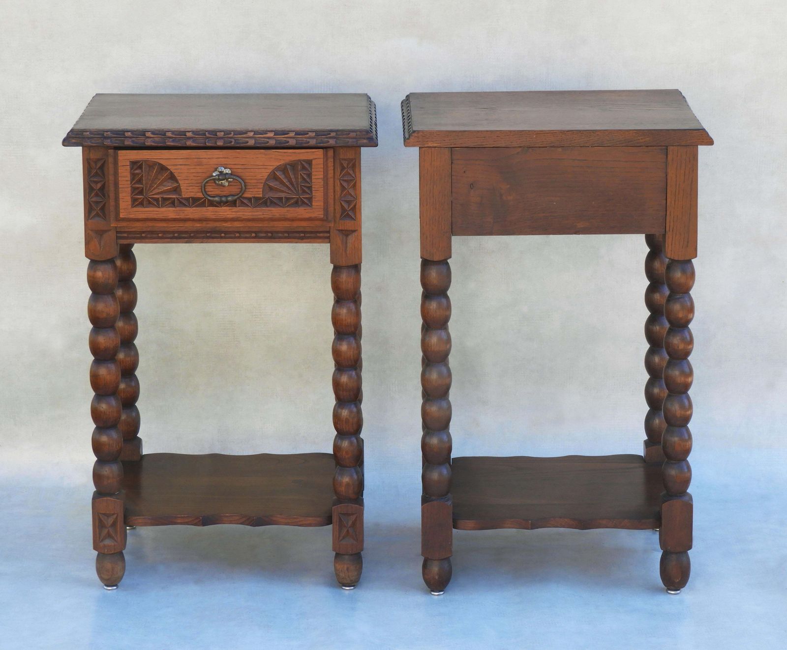 Paire de tables de chevet néo-basques en chêne sculpté, un tiroir, France, années 1930 photo buy