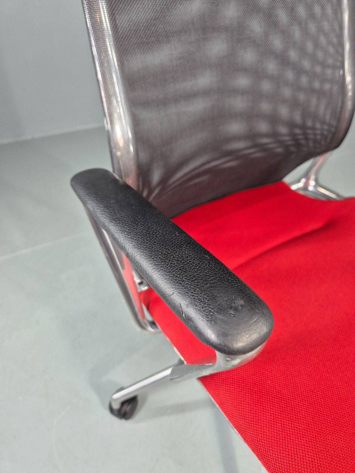 photo furniture Vintage Vitra Media Office Chair Red And Black Eb12245