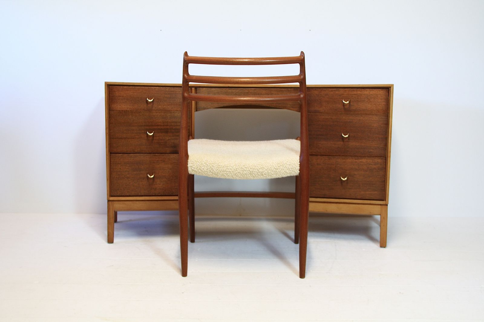photo vinterior Vintage Walnut Desk By John & Sylvia Reid For Stag "Duet" 1960s