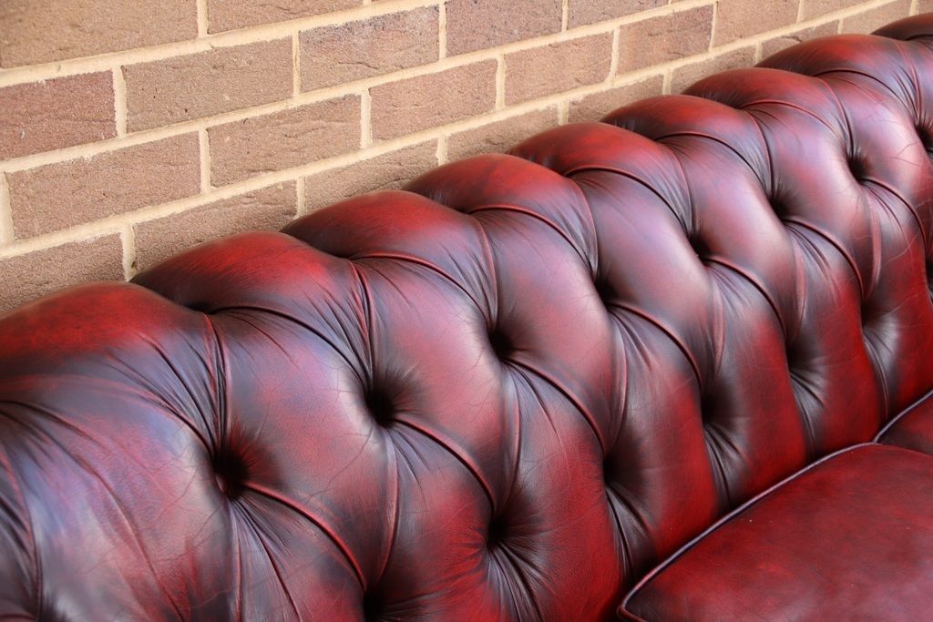 675.0 Chesterfield Vintage Sofa photo