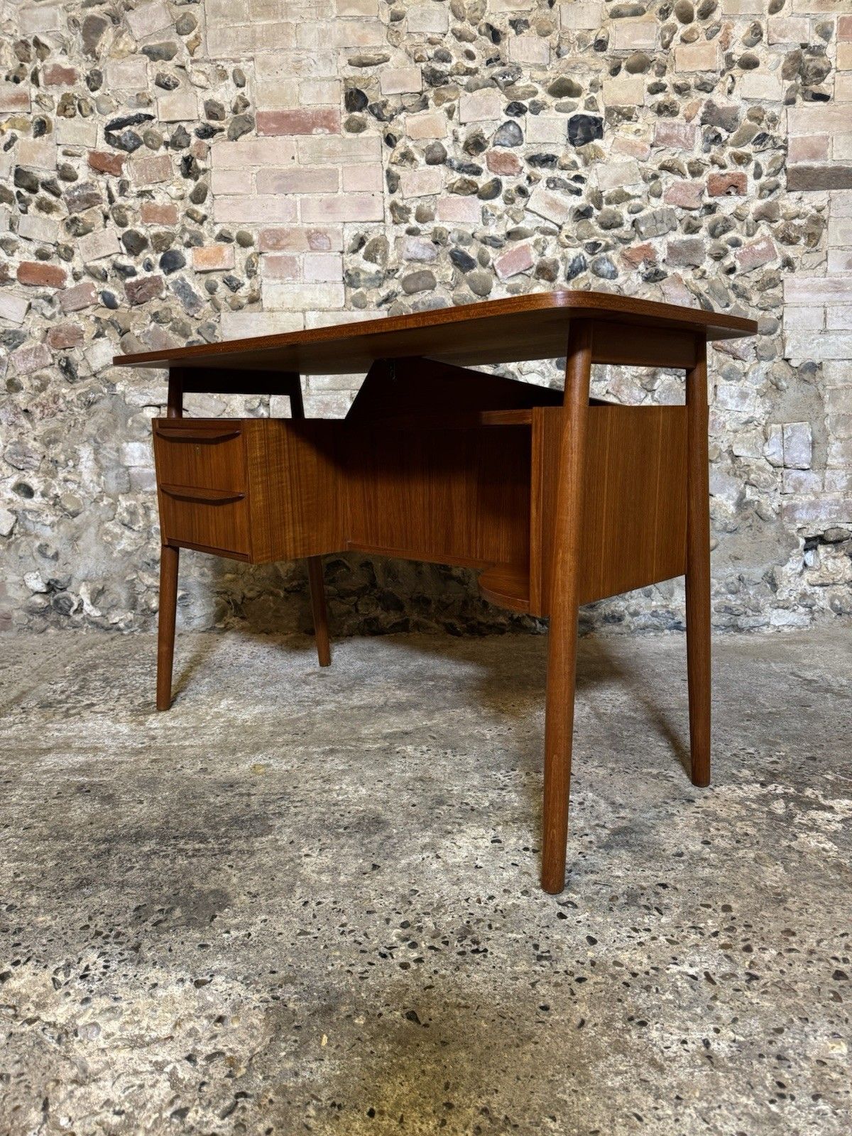 photo vintage 🚛 Vintage Mid Century Small Danish Teak Desk By Gunnar Nielsen For Tibergaard