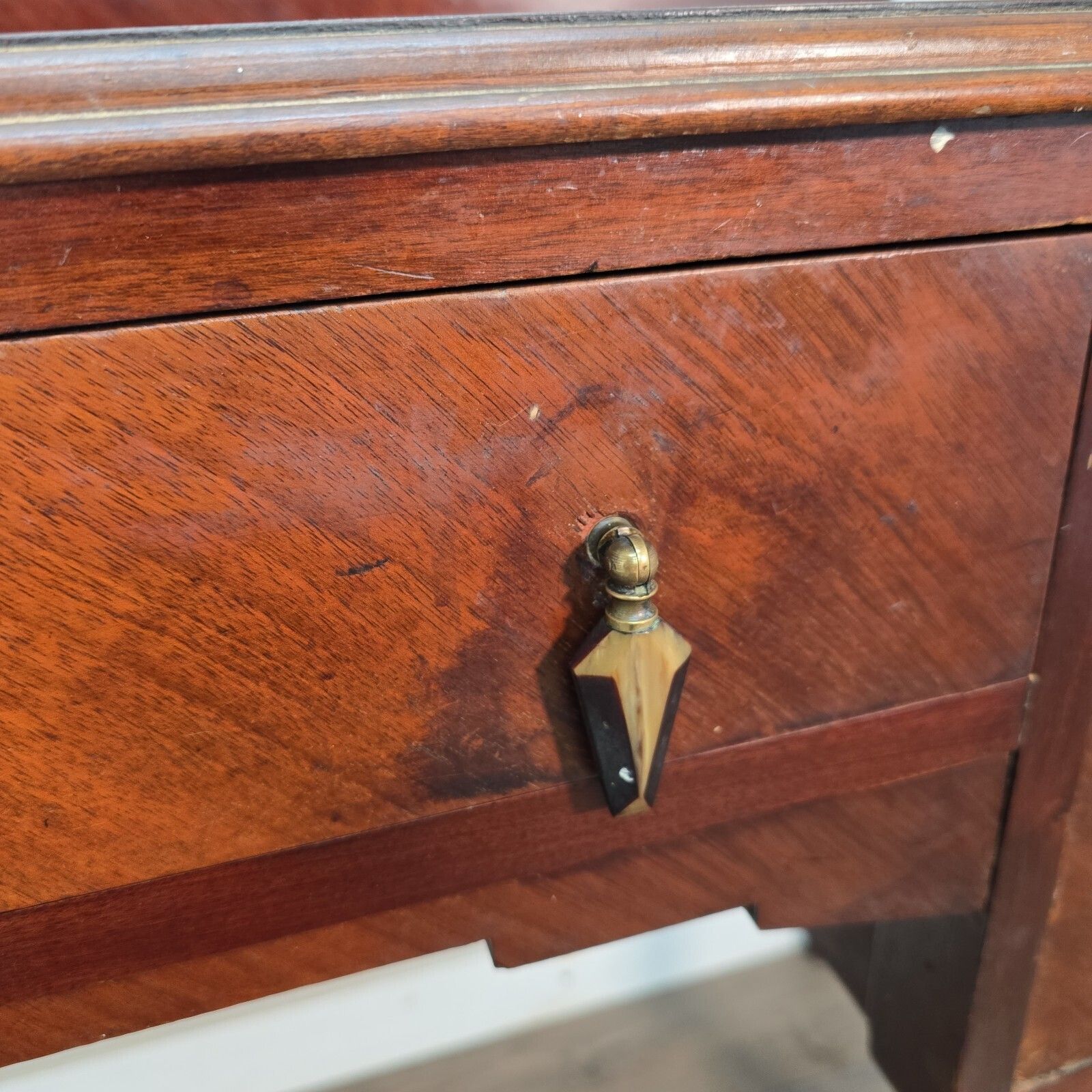 photo vintage Antique Writing Desk Wooden Mahogany Veneer Console Dressing Table  Sideboard.