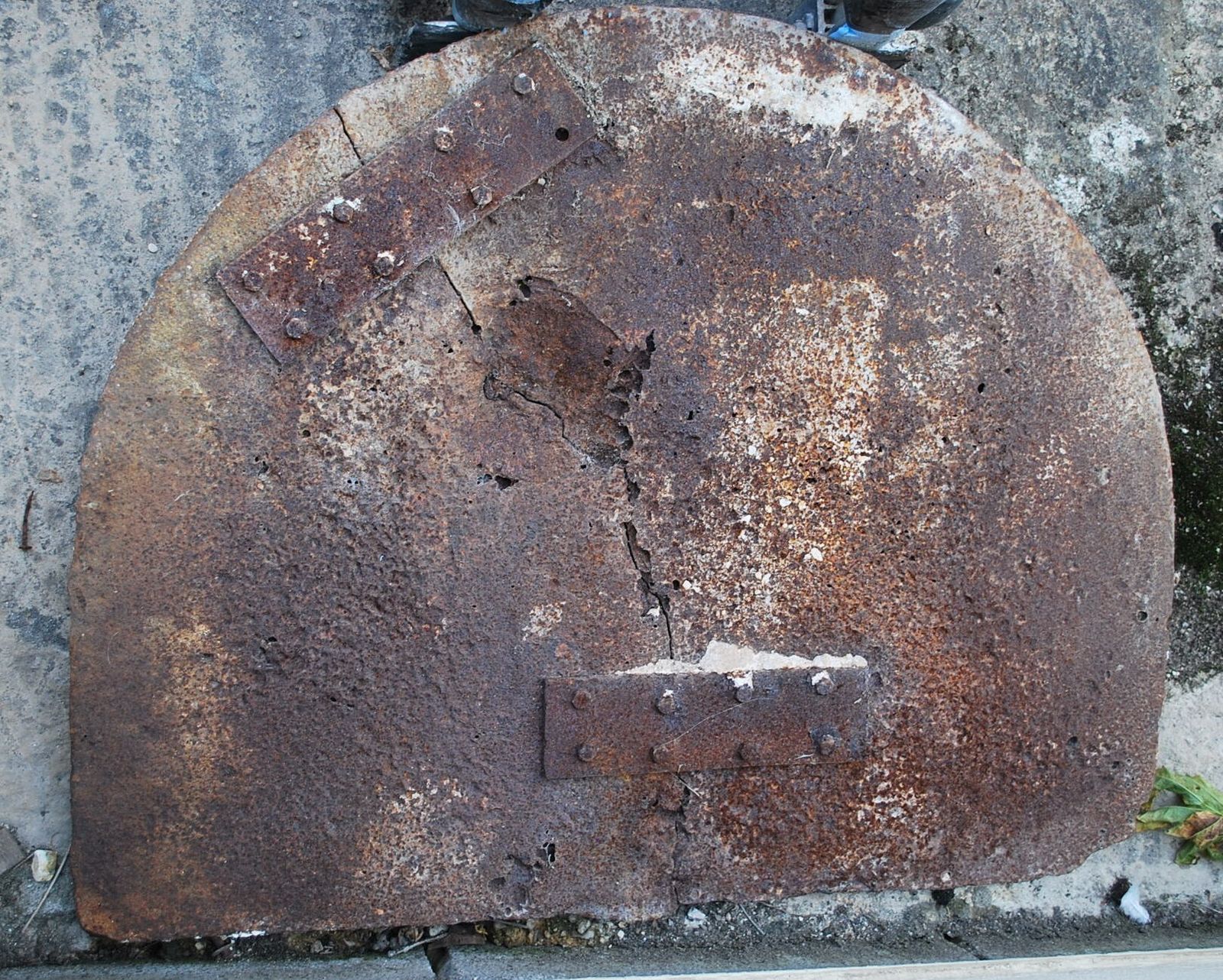 17th Century Cast Iron Fire Back photo Home Fixtures