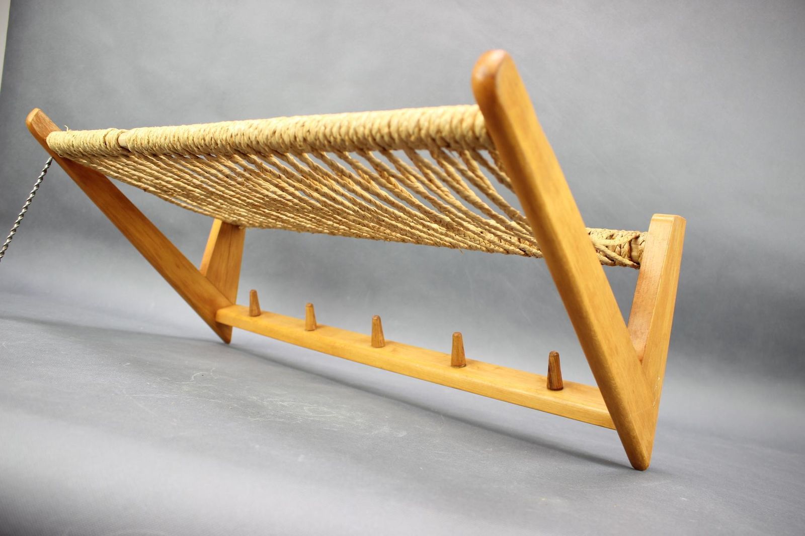 Mid-Century wandkapstok met plank en gevlochten touw – Tsjecho-Slowakije, jaren 1950 photo furniture