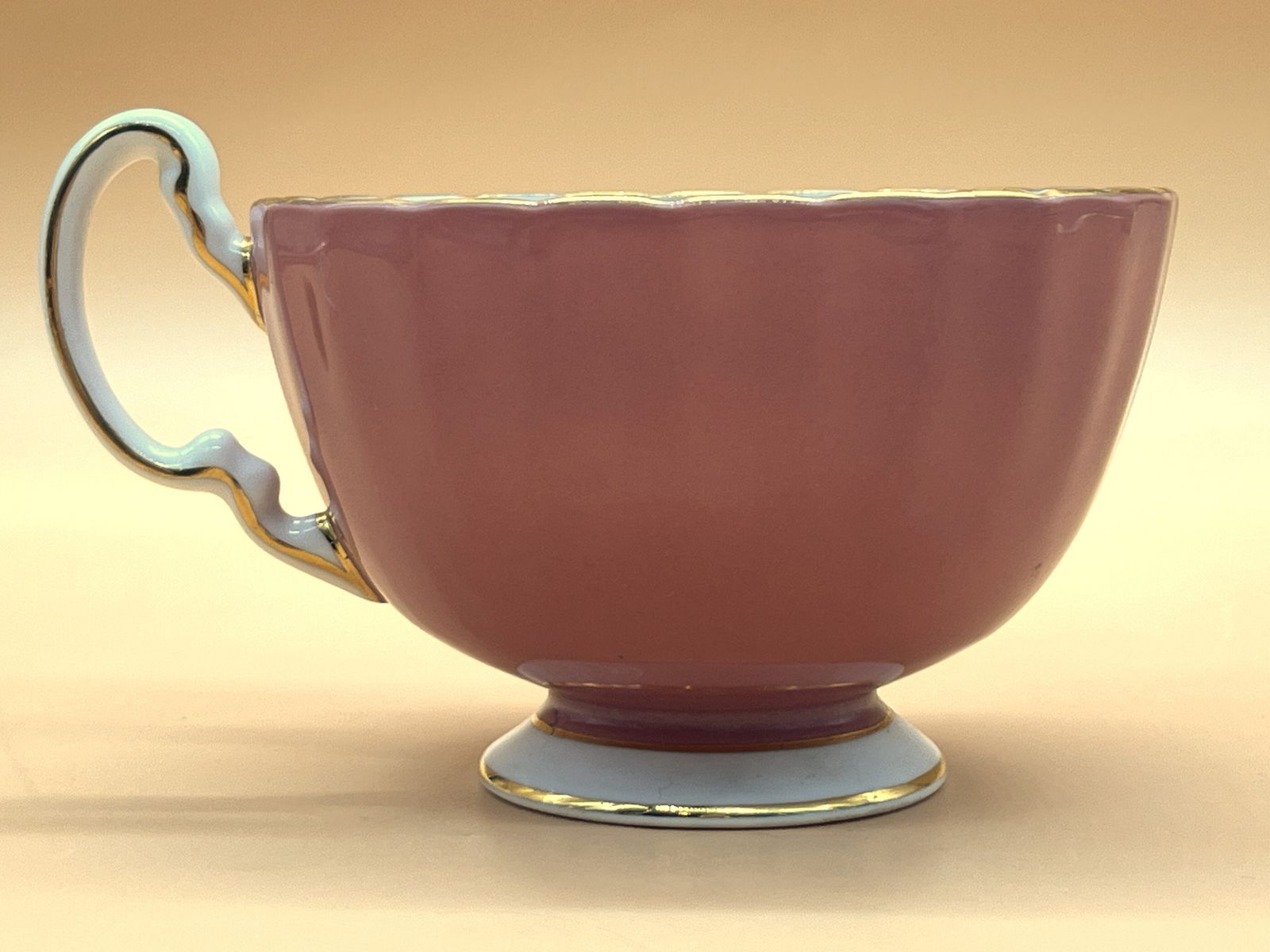 Tasse à thé de cabinet et soucoupe Aynsley China, forme Oban, décor Pembroke, rose. photo vinterior