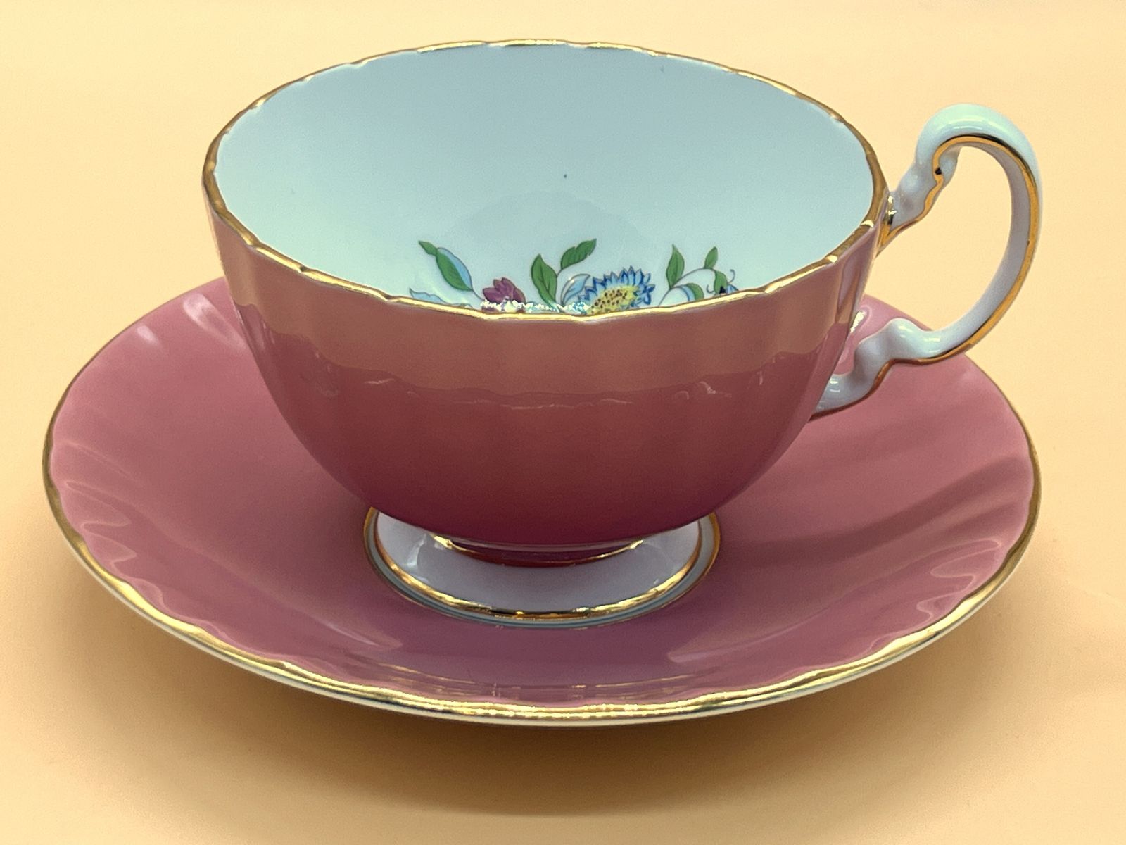 photo furniture Aynsley China Oban vorm Pembroke dessin roze vitrine theekop en schotel duo.