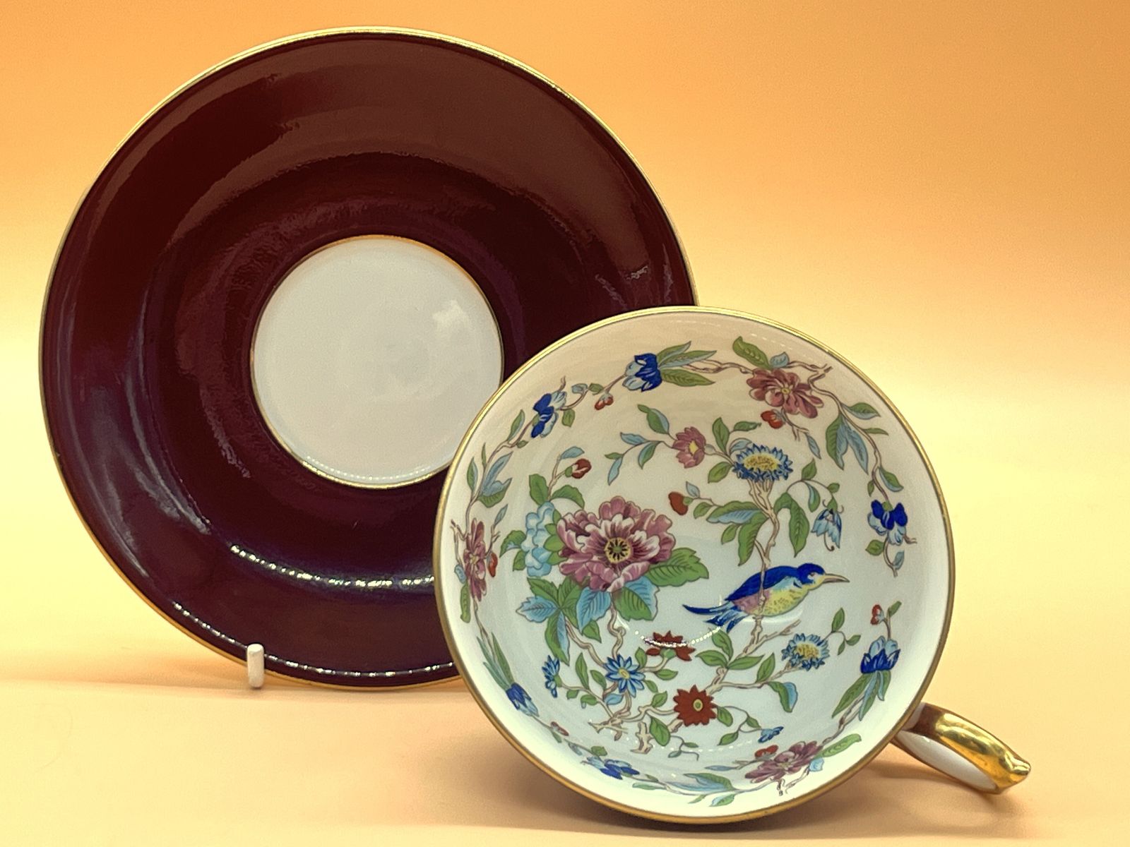 Aynsley China Athens-vorm bordeauxrood Pembroke-design theekop en schotel. photo furniture