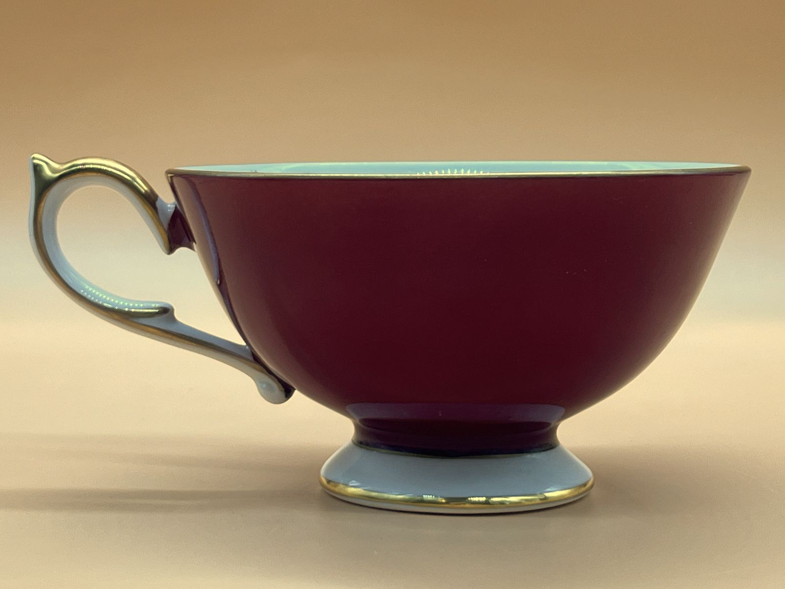 Aynsley China Athens-vorm bordeauxrood Pembroke-design theekop en schotel. photo vinterior