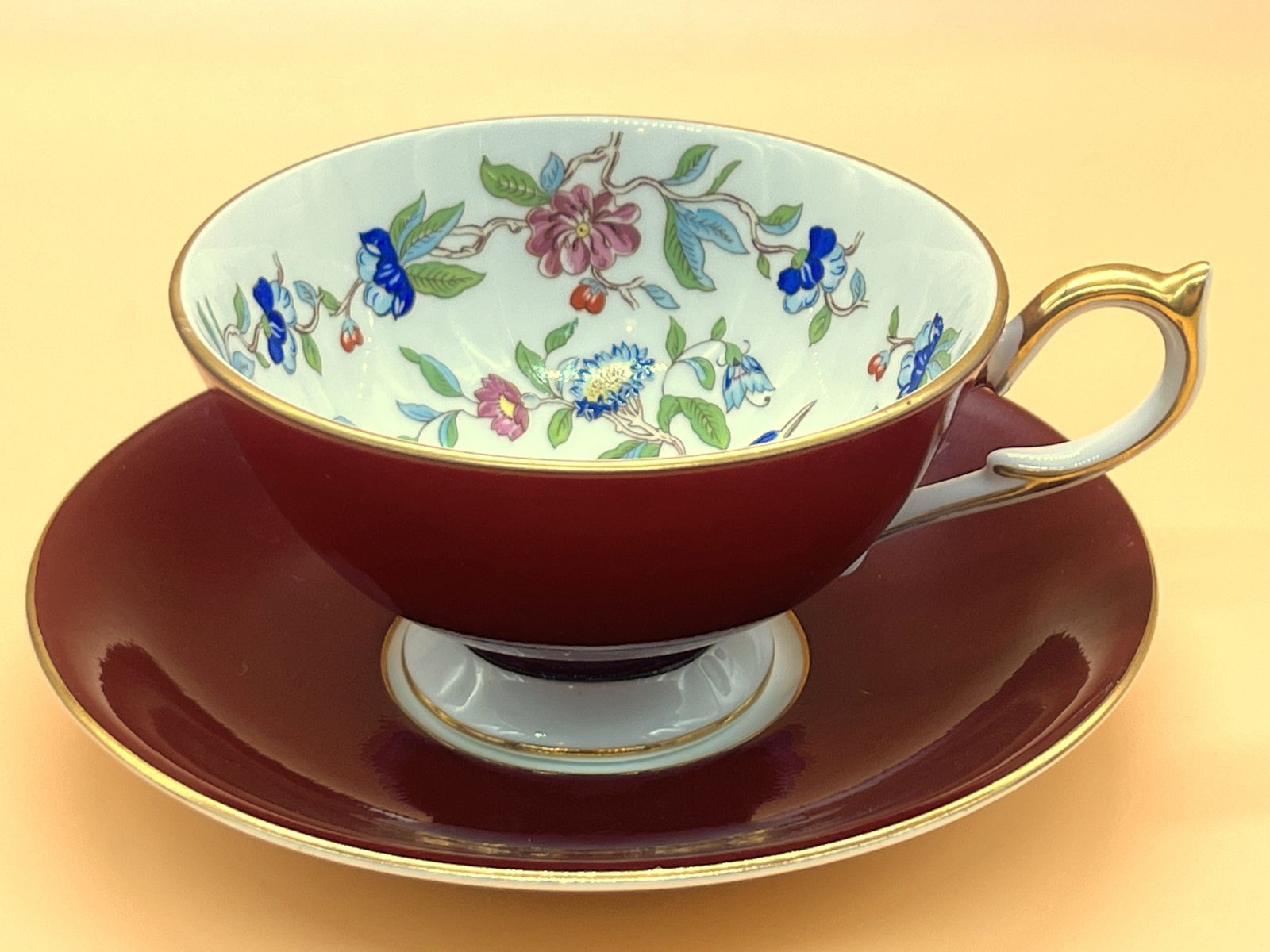 photo furniture Tasse à thé et soucoupe Aynsley China, forme Athens, décor Pembroke bordeaux.