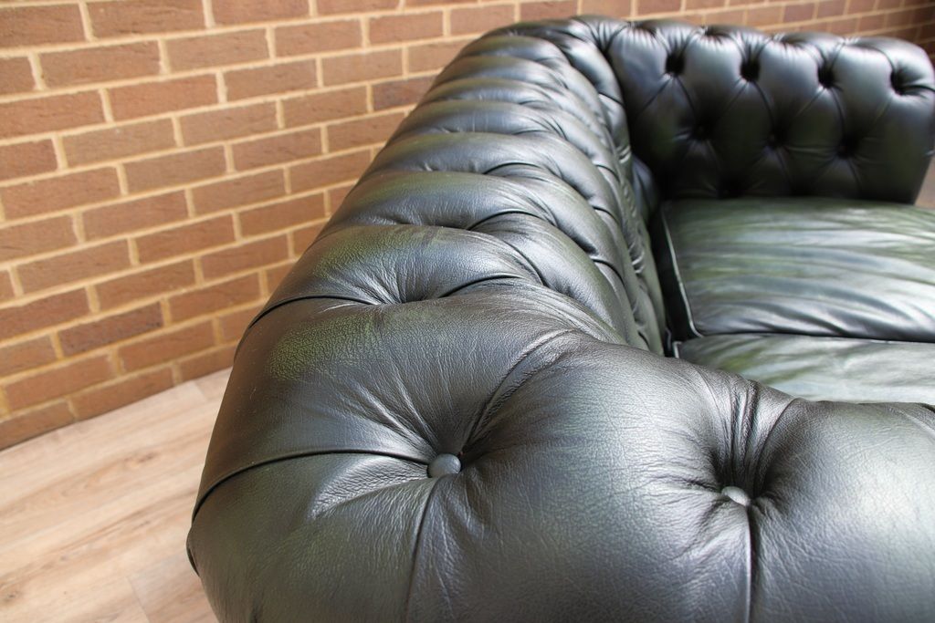 photo vintage Chesterfield Paxton Sofa