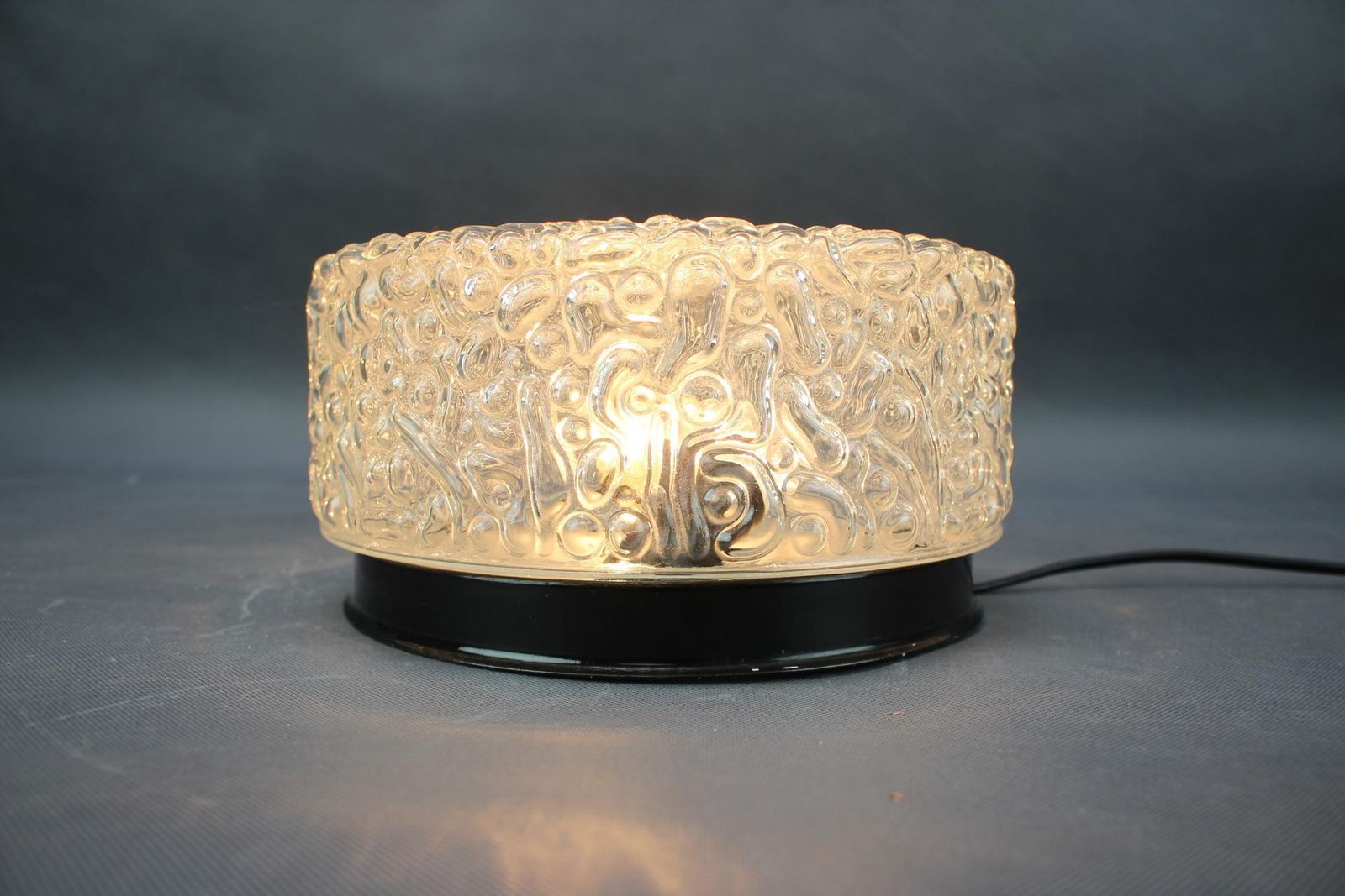 photo furniture Mid-Century plafondlamp met bellenpatroon glas, Tsjecho-Slowakije, jaren 1960.