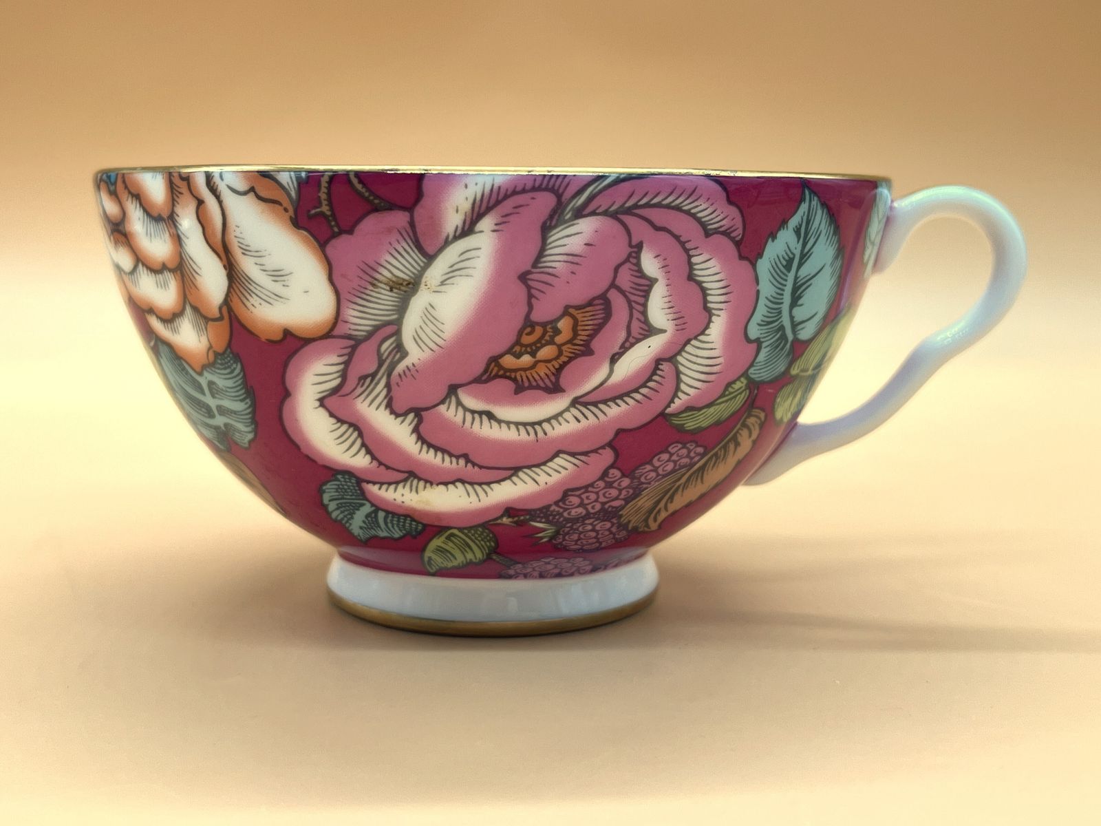 Tasse à thé sur pied et soucoupe Wedgwood China Tea Garden, motif Raspberry. photo Décoration