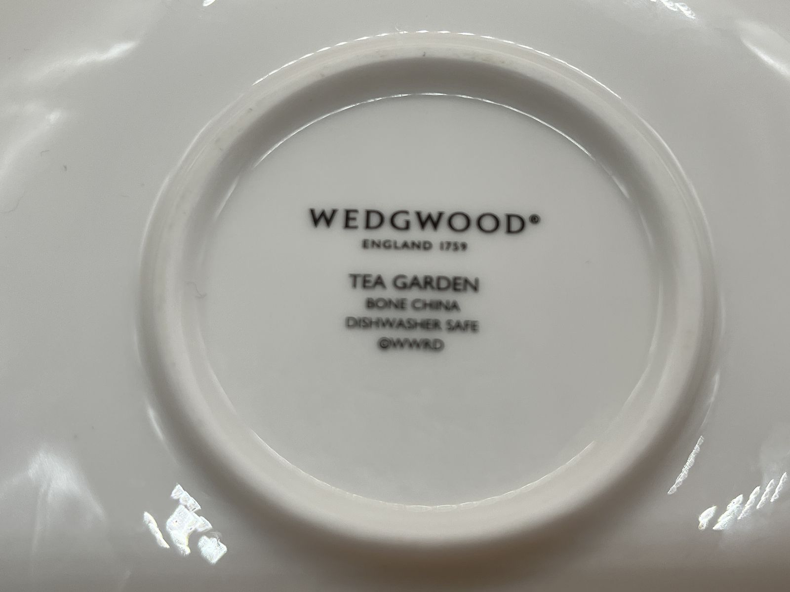 photo for sale Tasse à thé sur pied et soucoupe Wedgwood China Tea Garden, motif Raspberry.