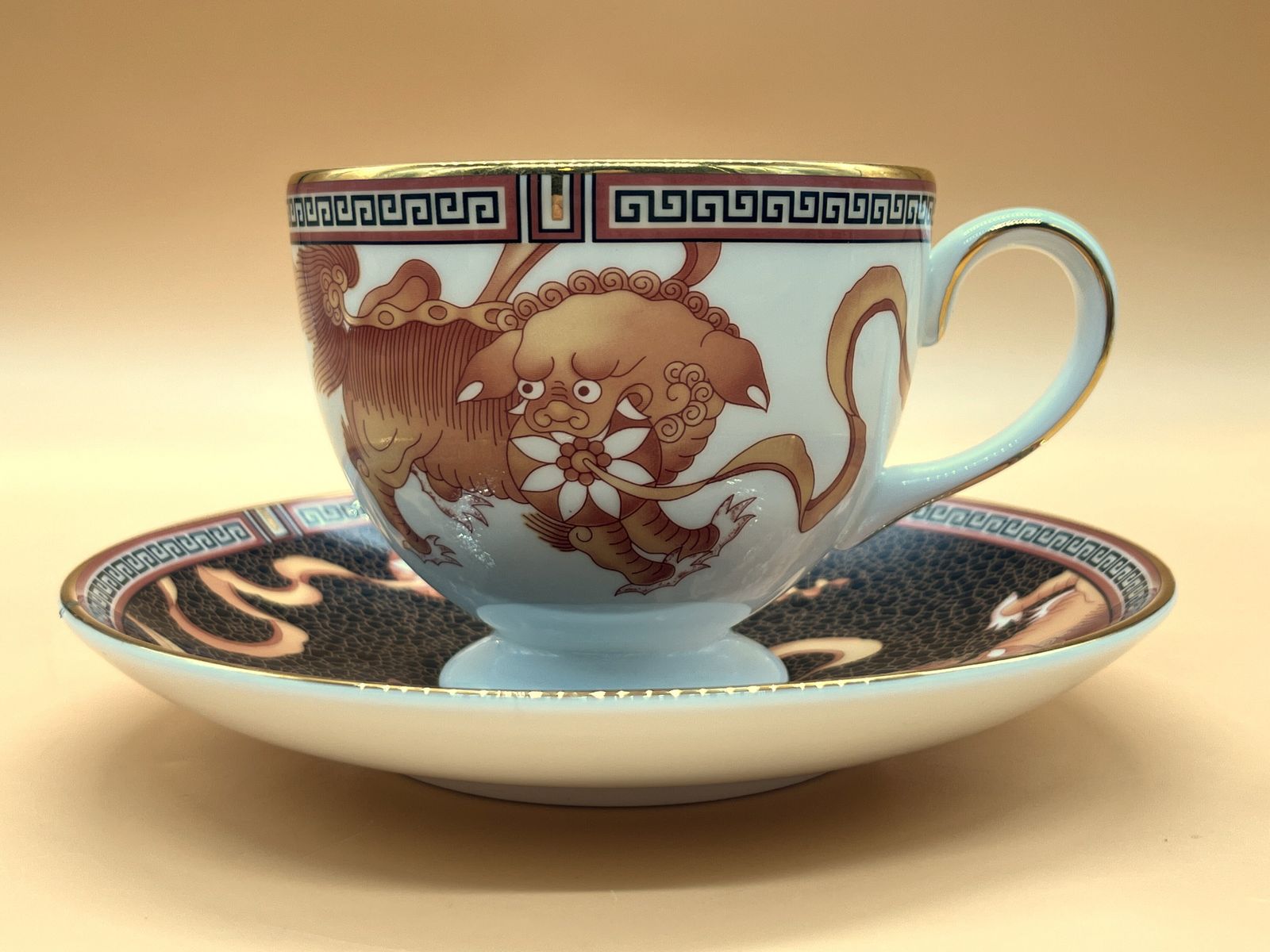 Woonaccessoires Set van 2 Wedgwood China Dynasty design Leigh shape theekopjes met schotels. photo