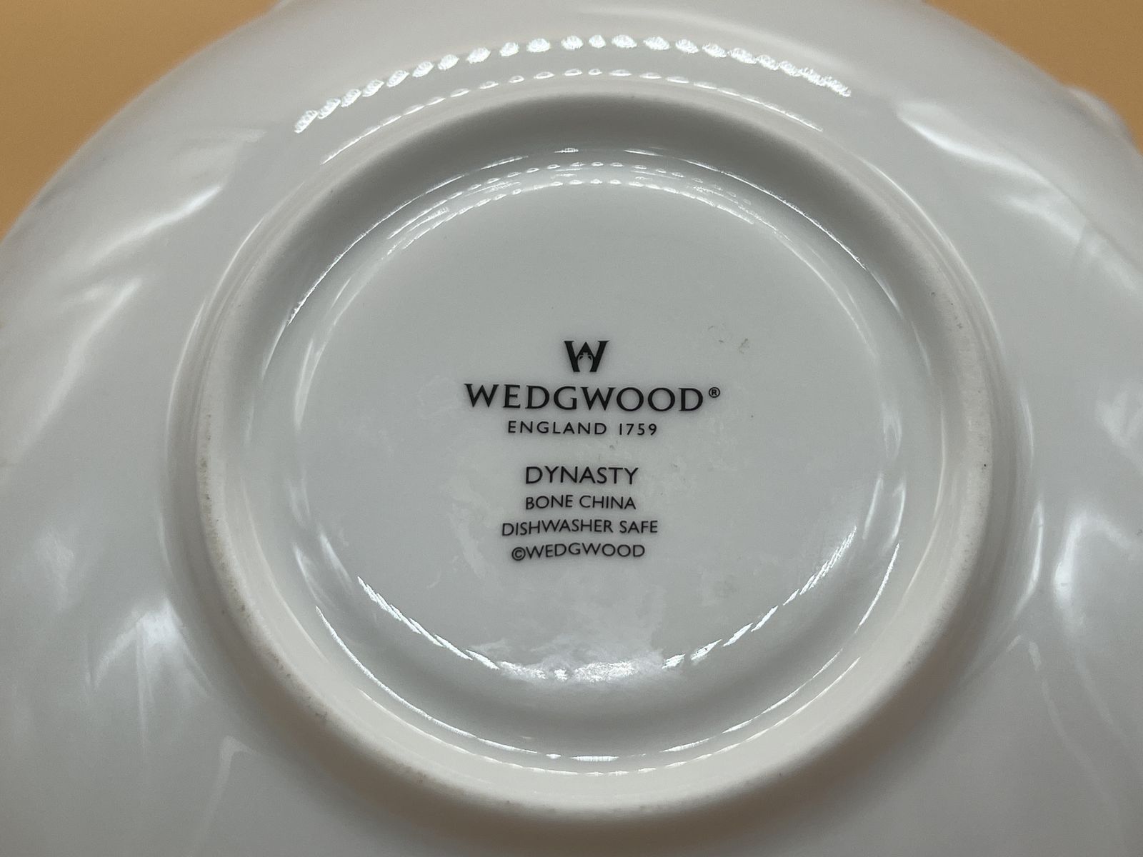 photo vinterior Set van 2 Wedgwood China Dynasty design Leigh shape theekopjes met schotels.