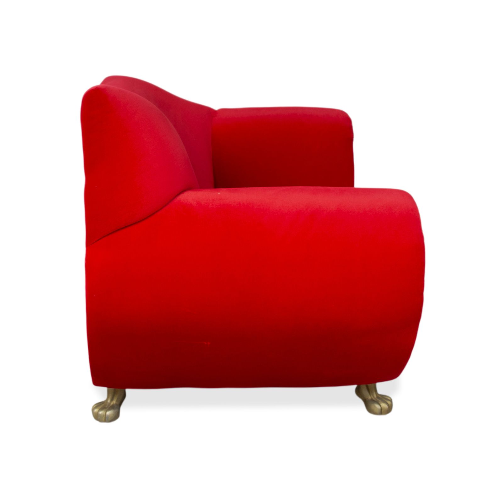 photo furniture Fauteuil Bretz Gaudi en velours rouge, pieds en forme de pattes de lion dorées