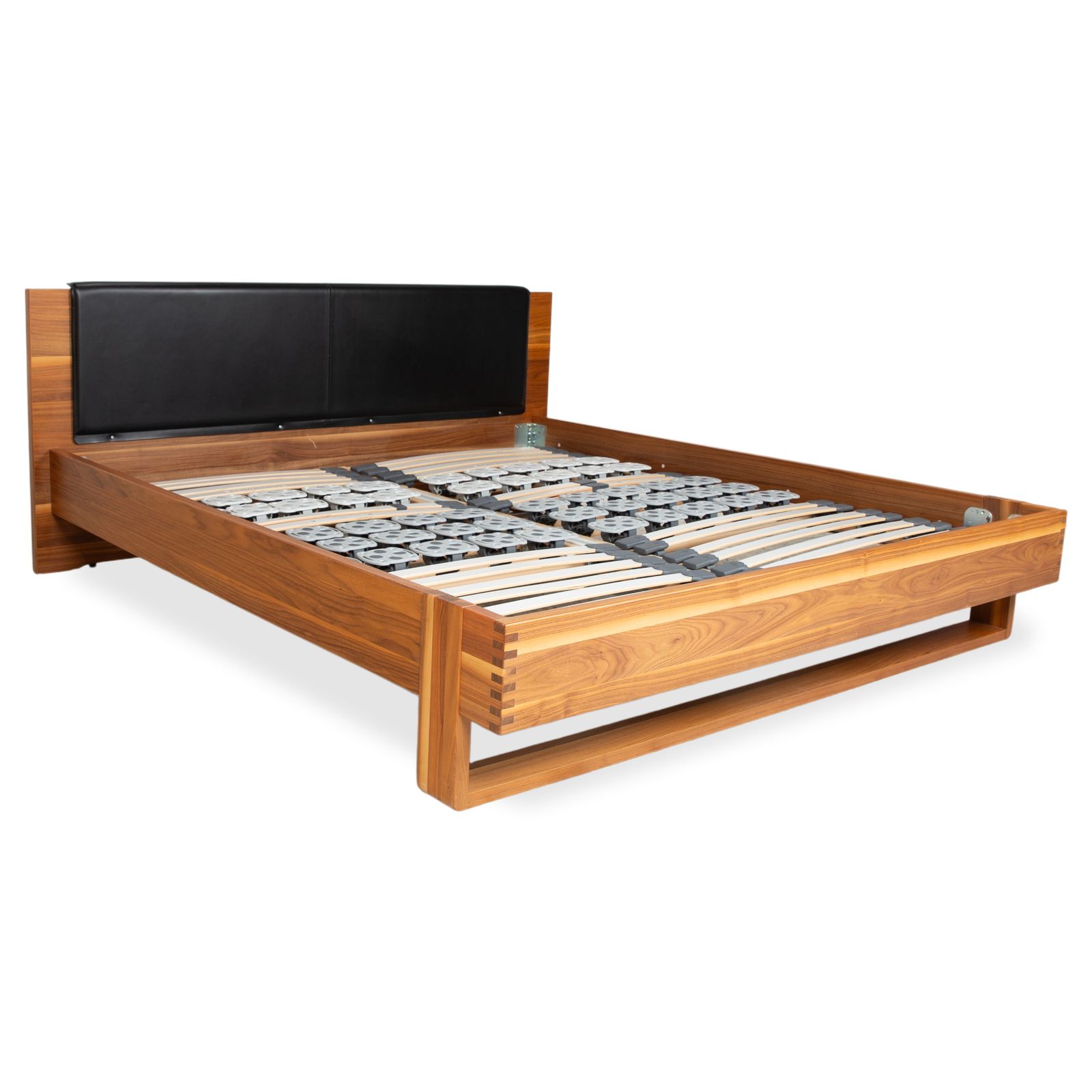 Lit Hülsta en bois et cuir, marron et noir, fonction manuelle