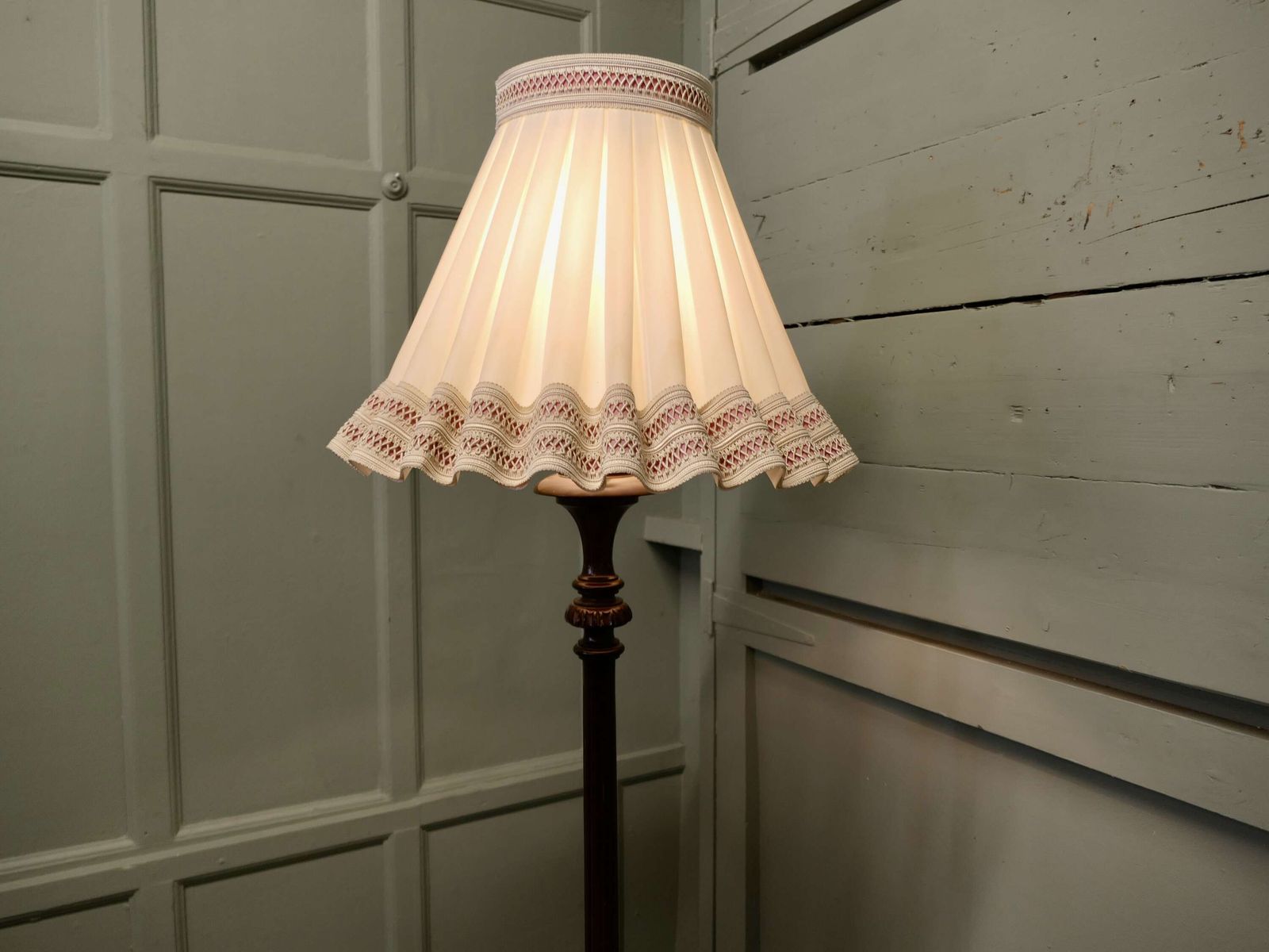 Carved Edwardian Floor Lamp, Standard Lamp A Very Attractive Piece Carved And Turned In photo for sale