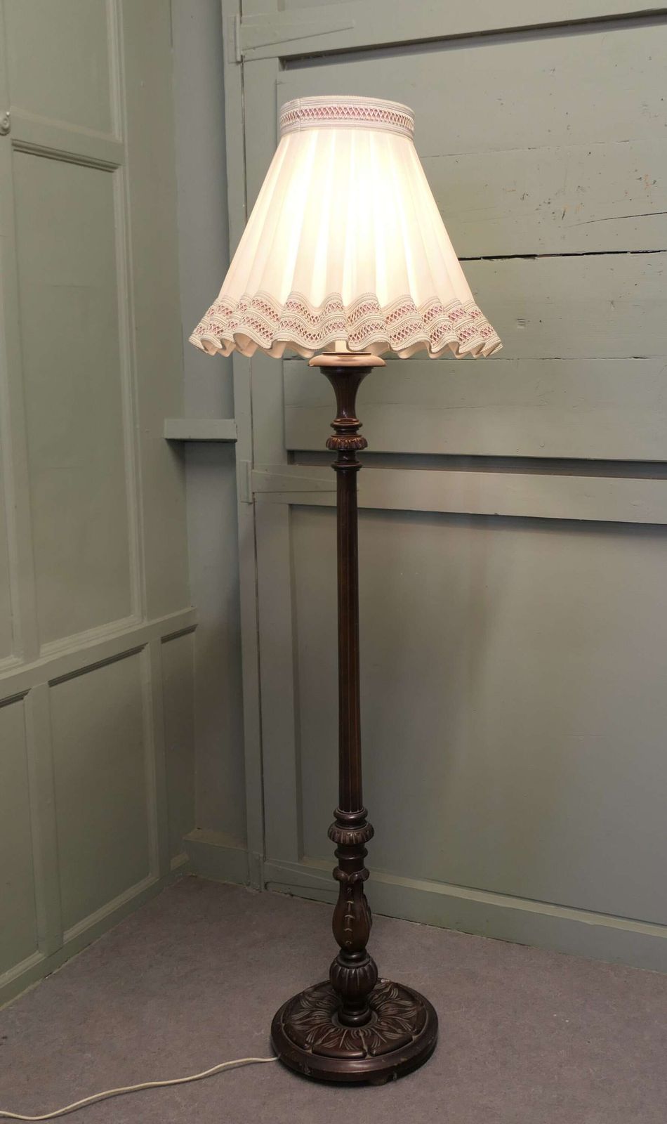 Carved Edwardian Floor Lamp, Standard Lamp A Very Attractive Piece Carved And Turned In photo vinterior