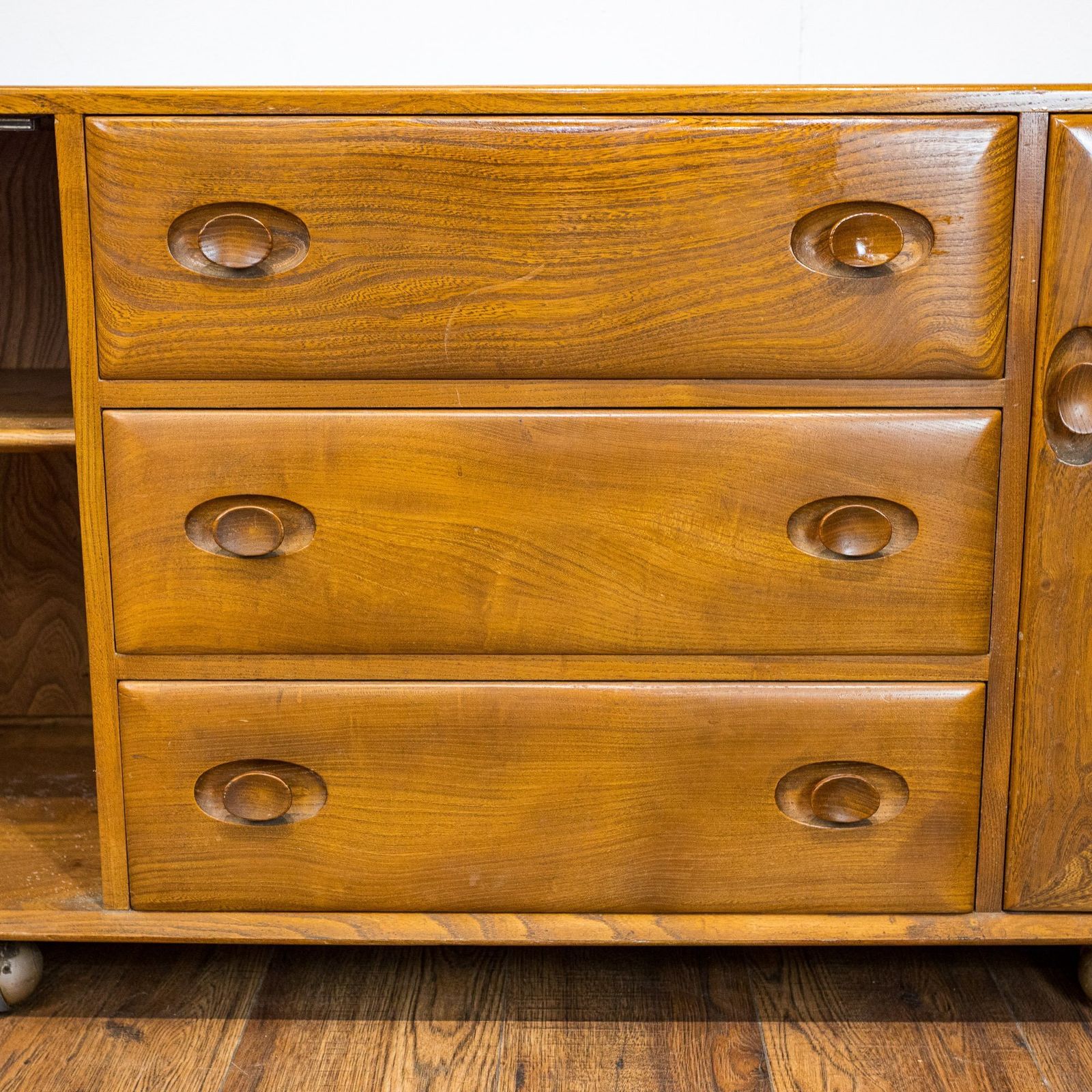 photo furniture Ercol Windsor Elm Sideboard Model 455