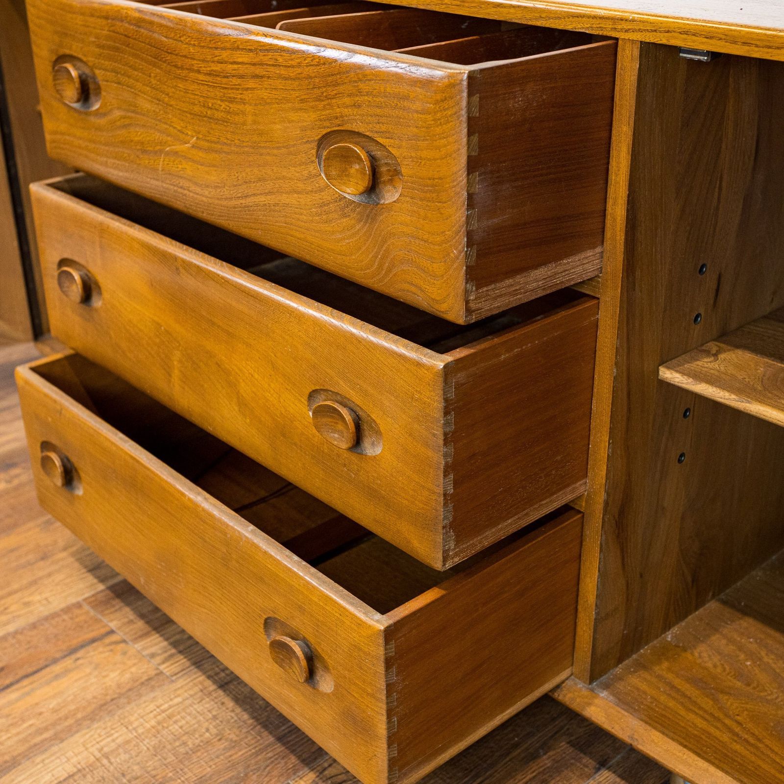 photo vinterior Ercol Windsor Elm Sideboard Model 455
