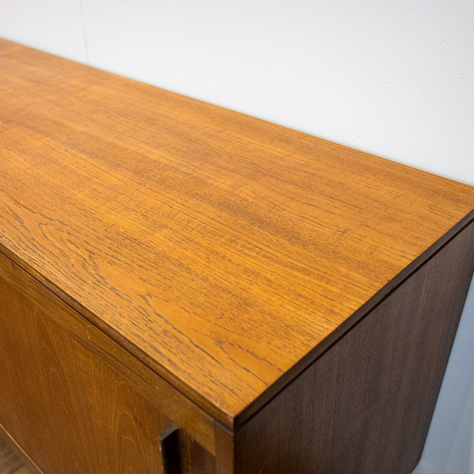 photo vinterior Archie Shine Long Teak Sliding Door Sideboard