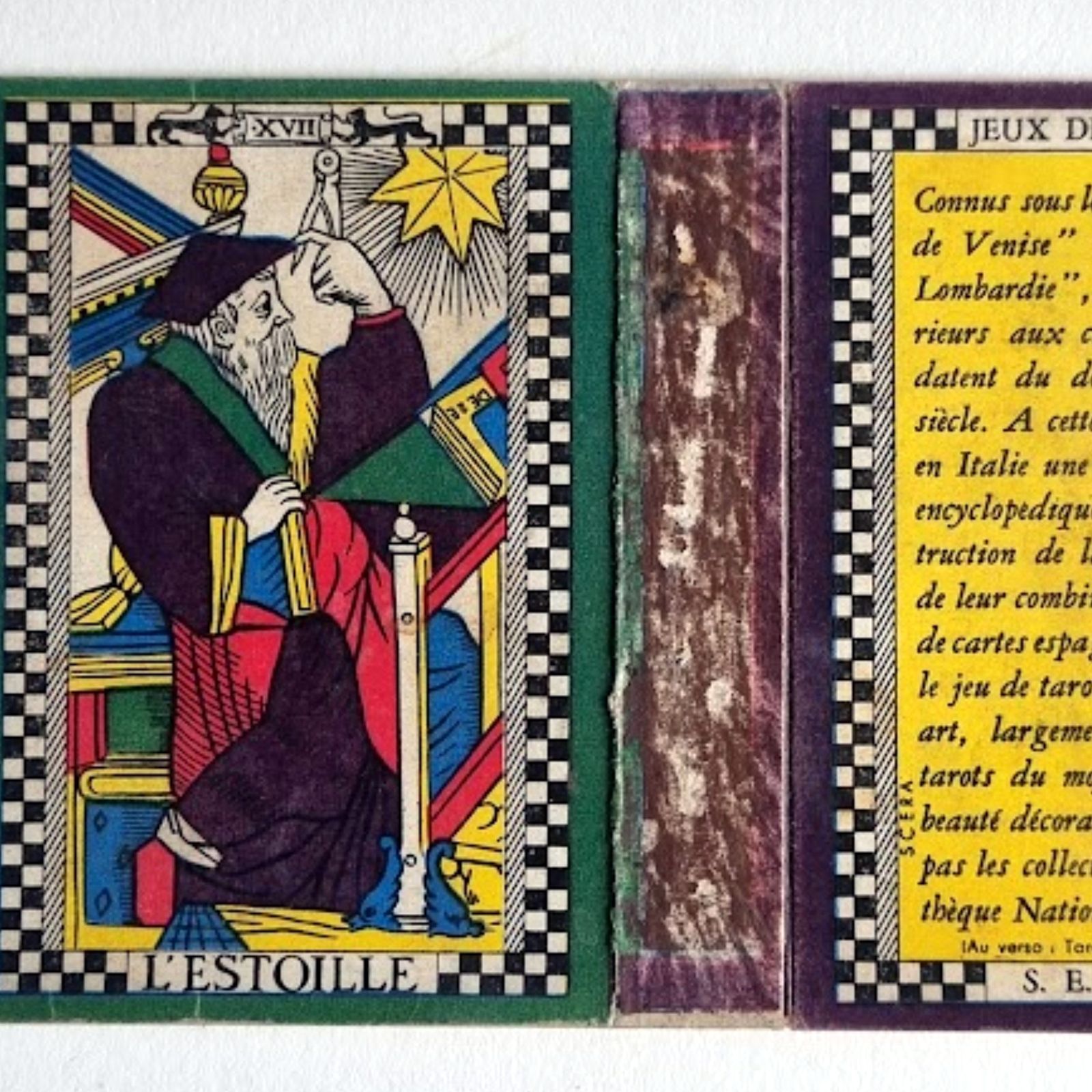 Ingelijste Franse Jeux De Tarots luciferdoos uit de jaren 1960 in handgemaakte Britse lijst photo for sale