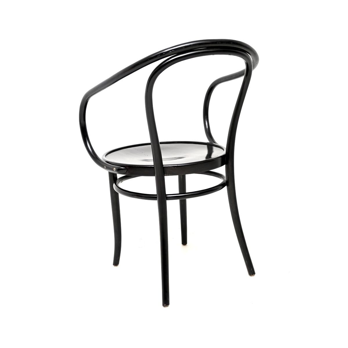 photo furniture Set Of Eight Vintage Bentwood Thonet Dining Chairs