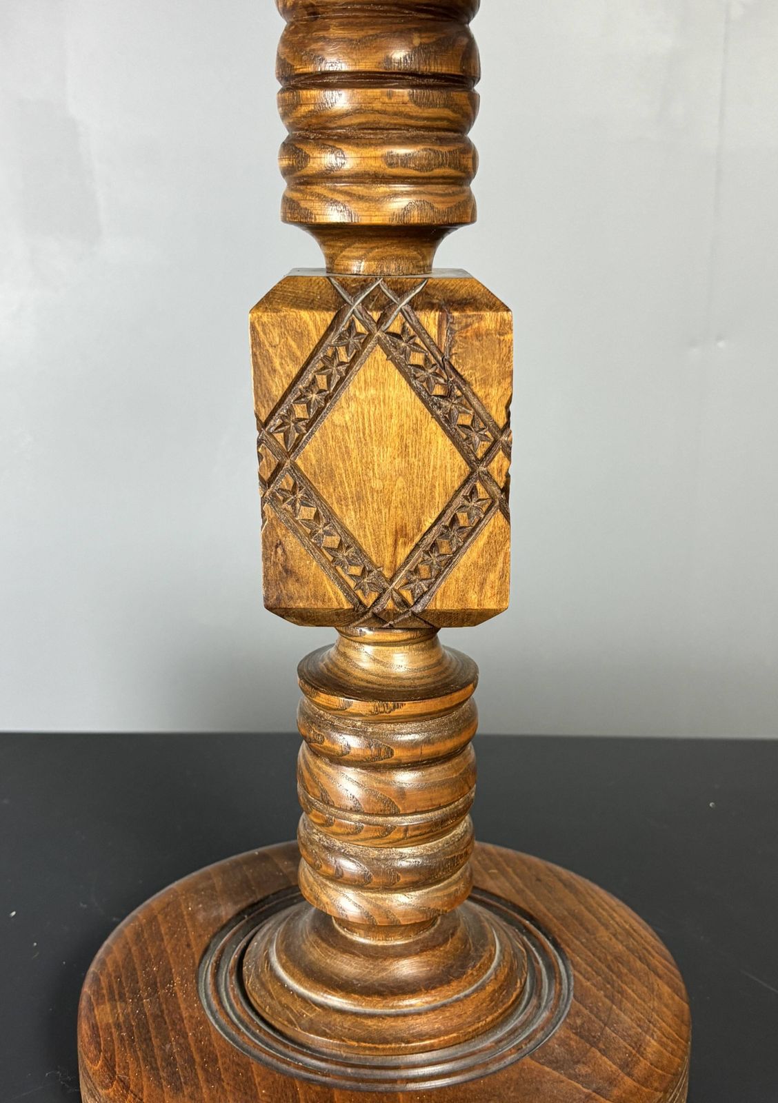 Lampe de table mid-century Brutalist en bois tourné, dans le style de Charles Dudouyt photo vintage