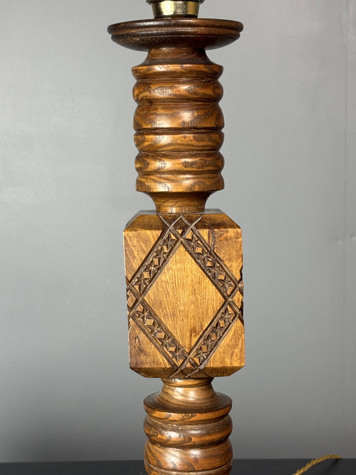 531.0 Lampe de table mid-century Brutalist en bois tourné, dans le style de Charles Dudouyt photo
