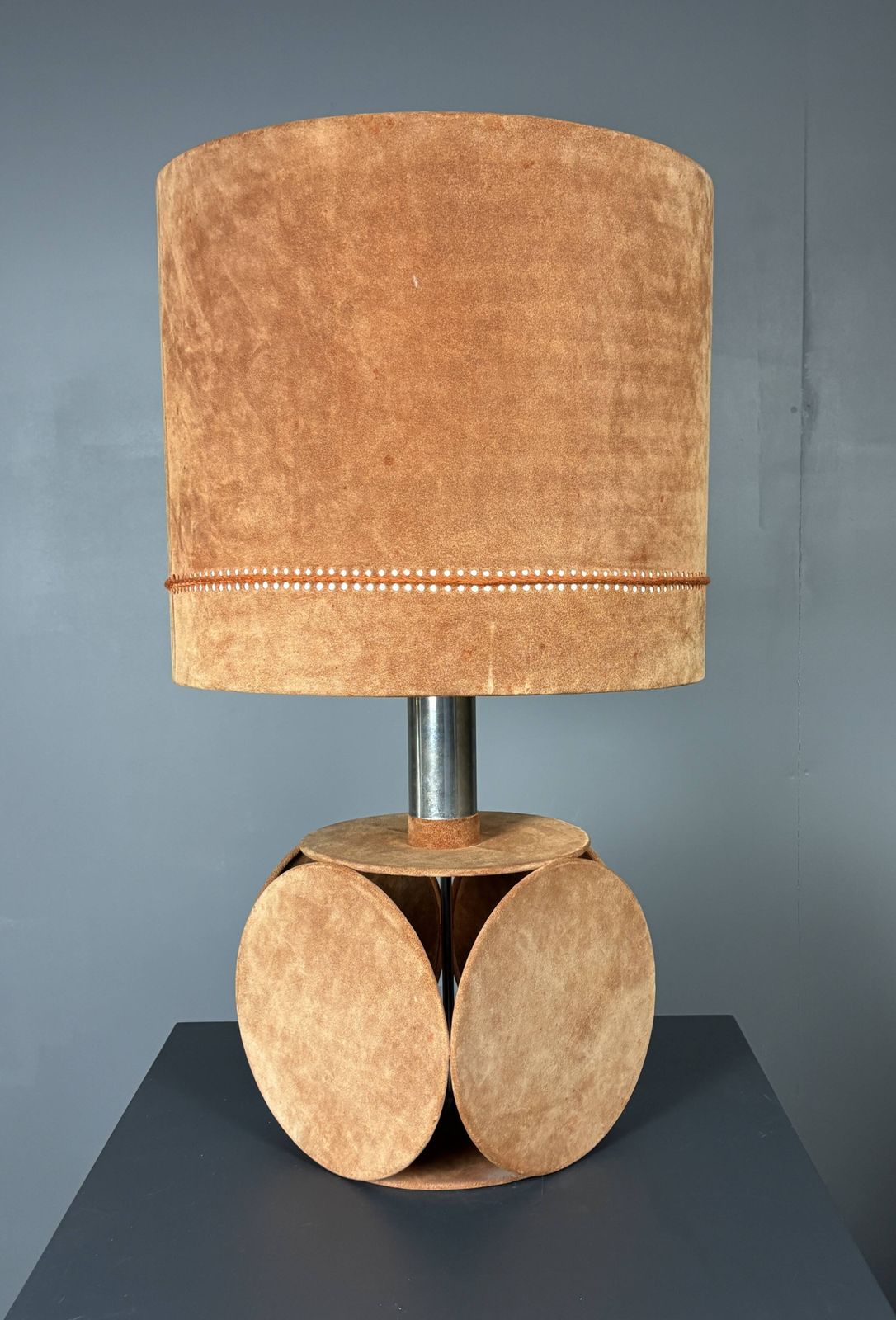 Grande lampe de table mid-century en daim terracotta (82 cm), années 1970 photo furniture