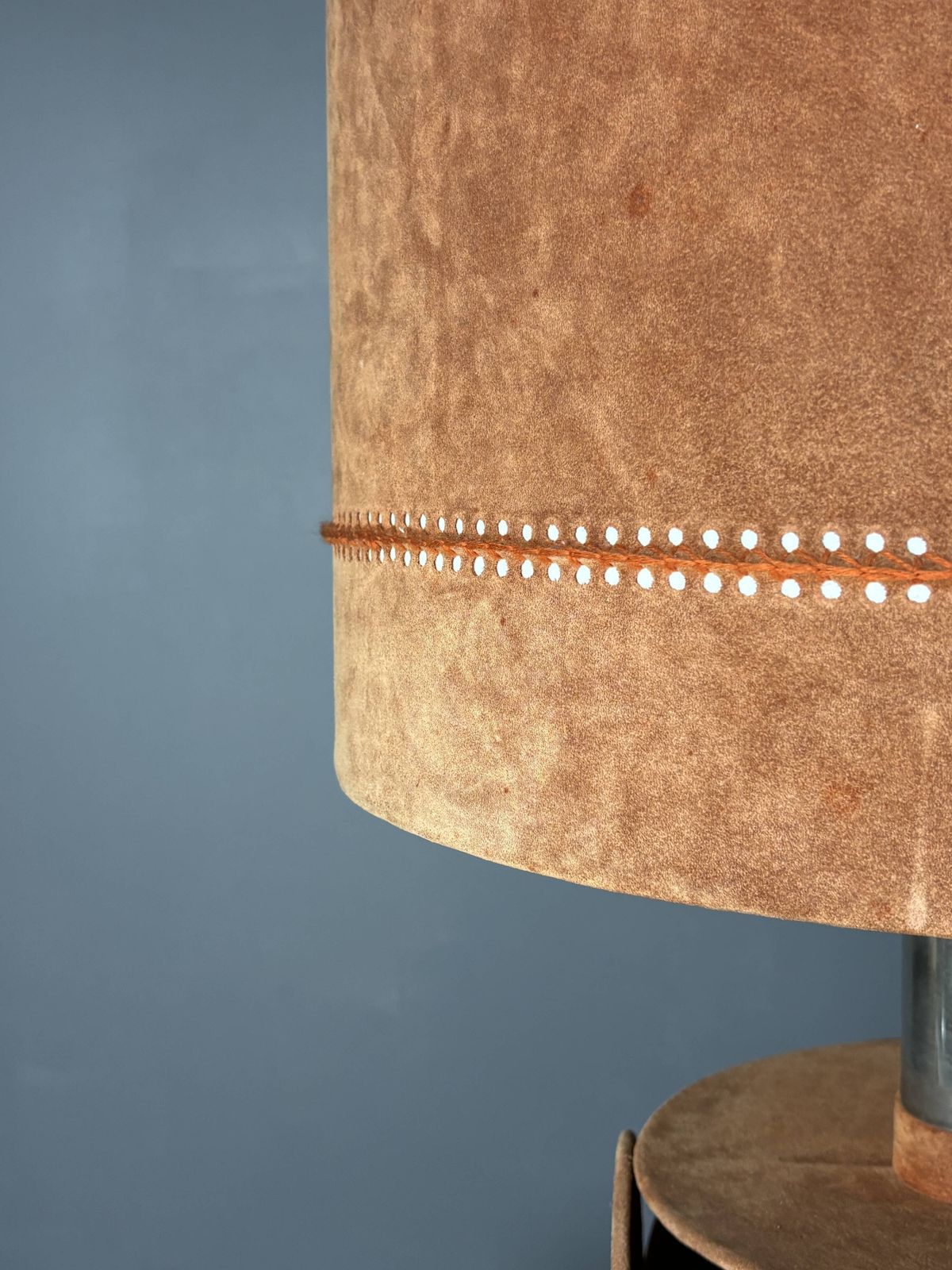Grande lampe de table mid-century en daim terracotta (82 cm), années 1970 photo Luminaires