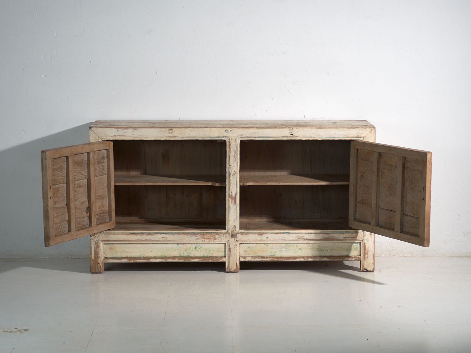 photo furniture Antique Painted Sideboard In Pine Wood – China, Circa 1930