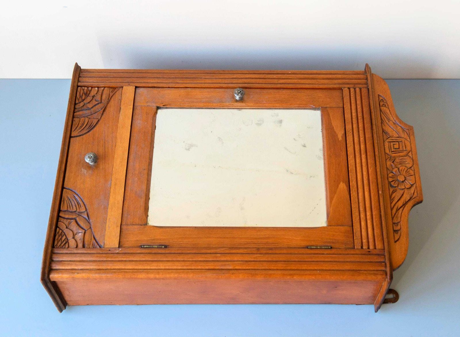 photo vintage Antiek Frans Eikenhouten Wandkastje Met Spiegel   Art Deco Hangend Badkamer /Medicijnkastje   Vintage Opbergkast