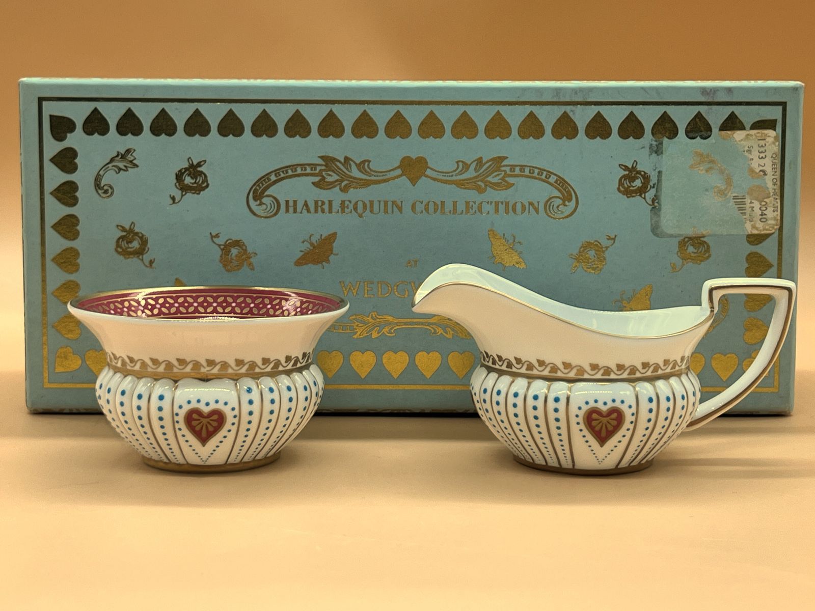 Wedgwood China Queen Of Hearts Design Roomkannetje En Suikerpot Set Nieuw In Doos. photo Woonaccessoires