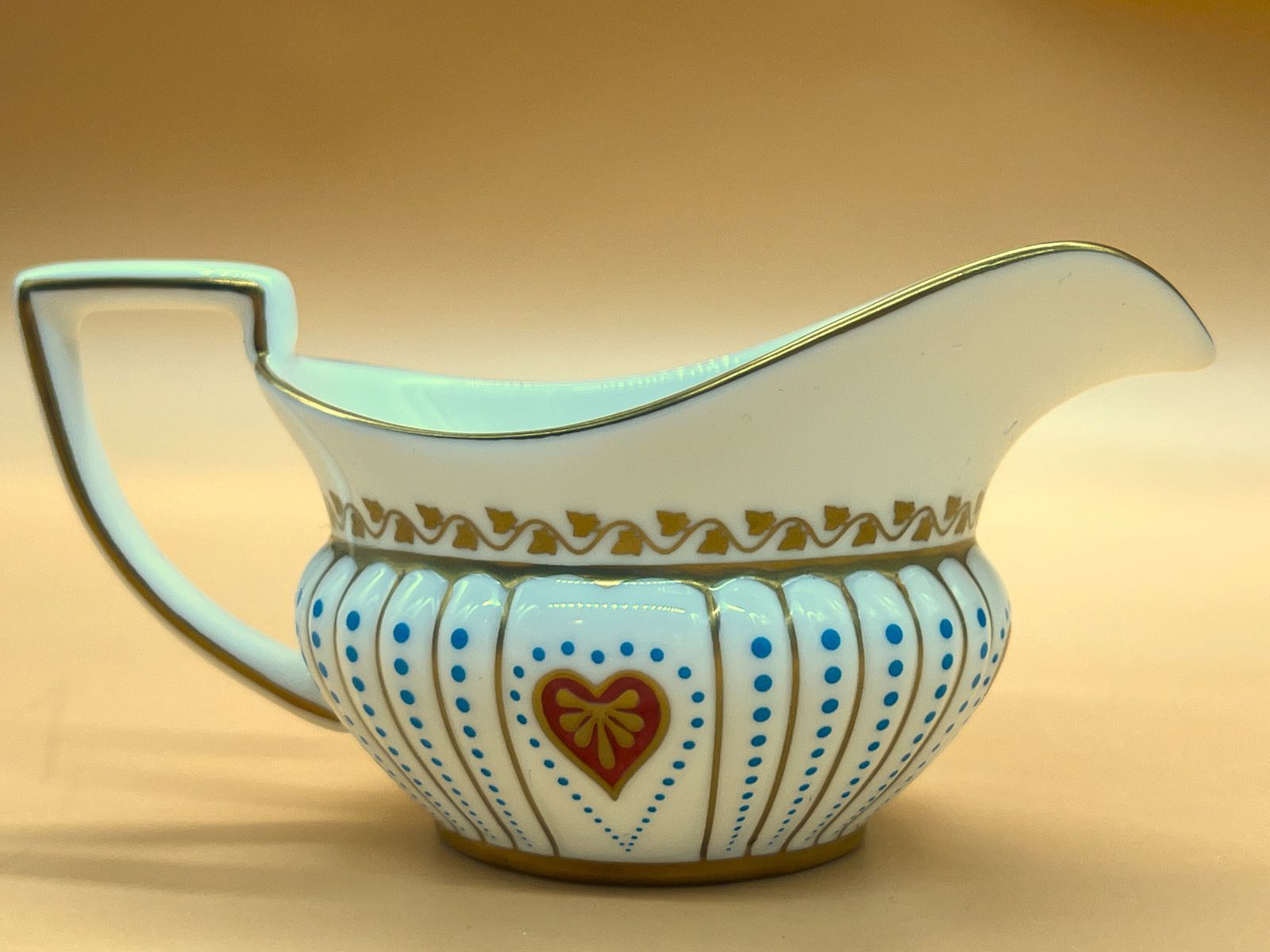 photo furniture Wedgwood China Queen Of Hearts Design Roomkannetje En Suikerpot Set Nieuw In Doos.