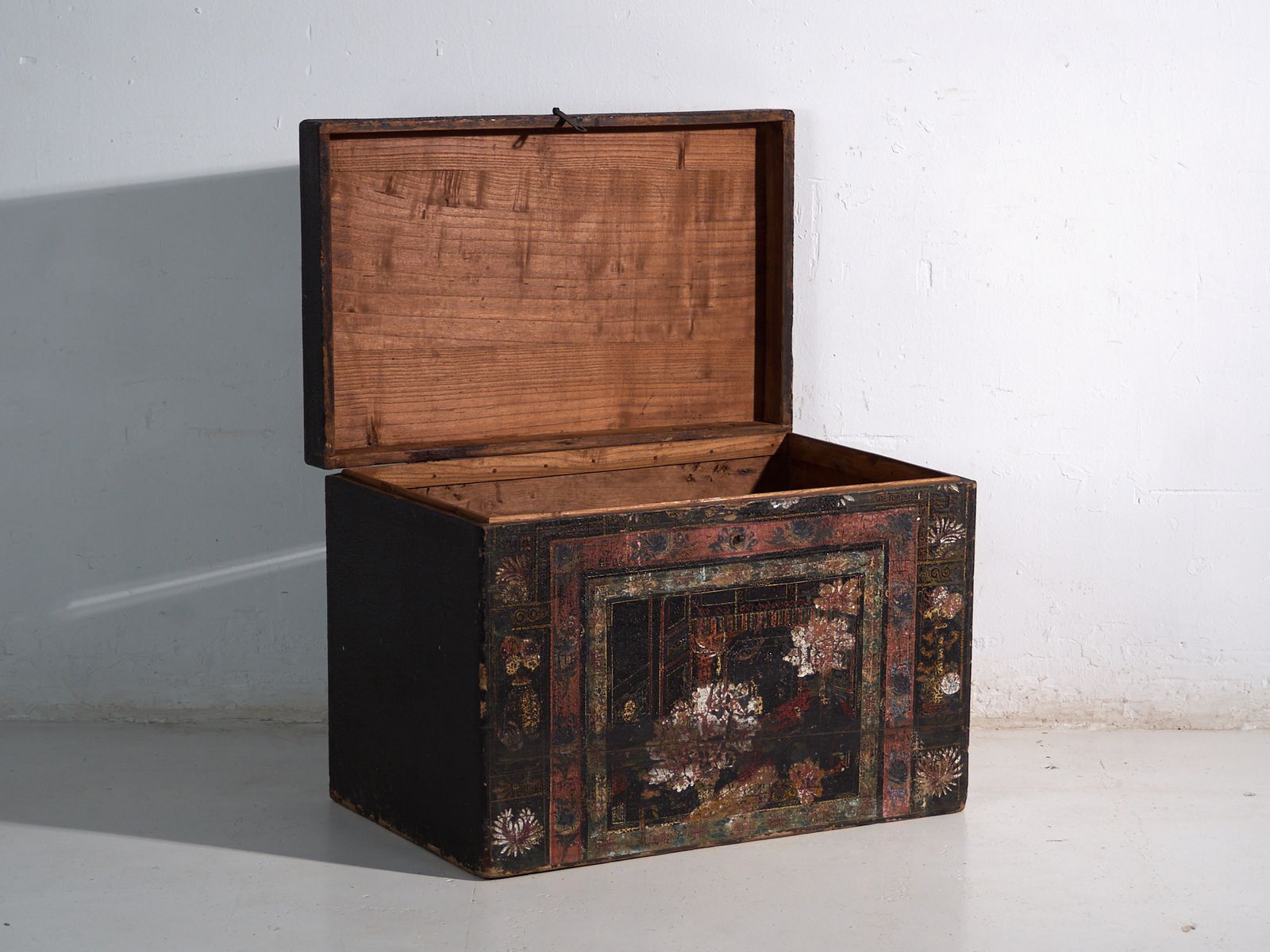 Antique Painted Trunk In Pine Wood – China, Circa 1900 photo Furniture