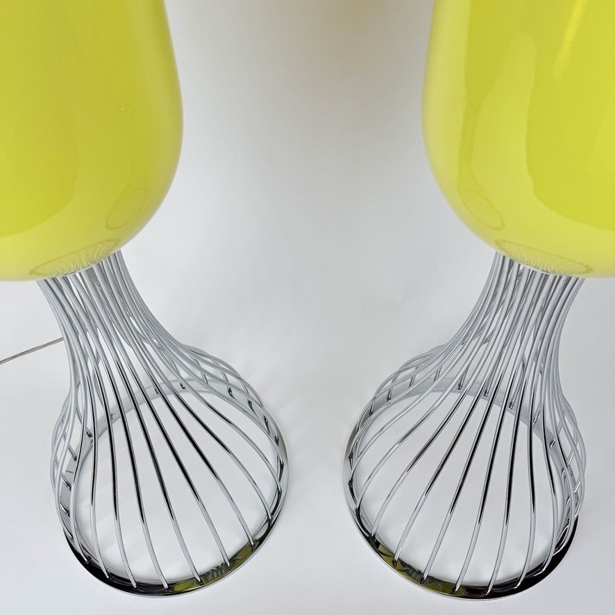 Paar chromen tafellampen met geel Murano-glas van Vistosi, jaren 1990 photo Verlichting
