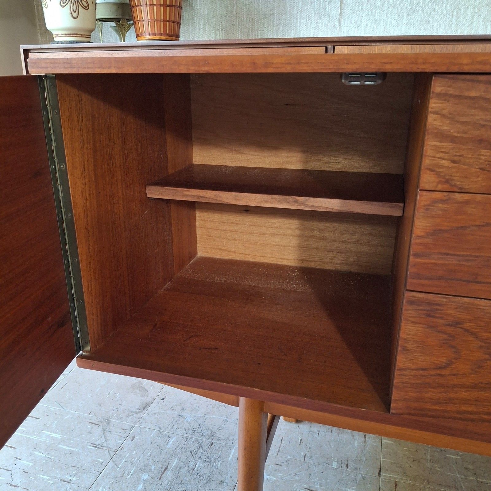 photo vintage Fab Vintage Retro Mid Century Modern 1970s Avalon Small Teak Sideboard Credenza