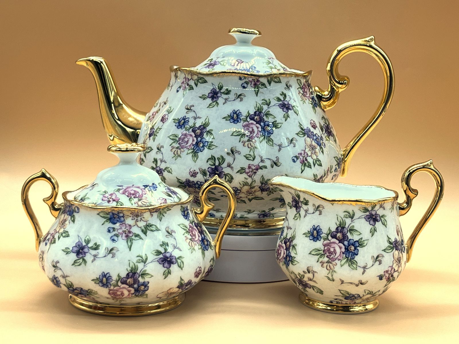 Nieuw Royal Albert China English Chintz Design Theepot met 2 Pint Inhoud, Roomkannetje en Suikerpot met Deksel. In Doos. photo Woonaccessoires