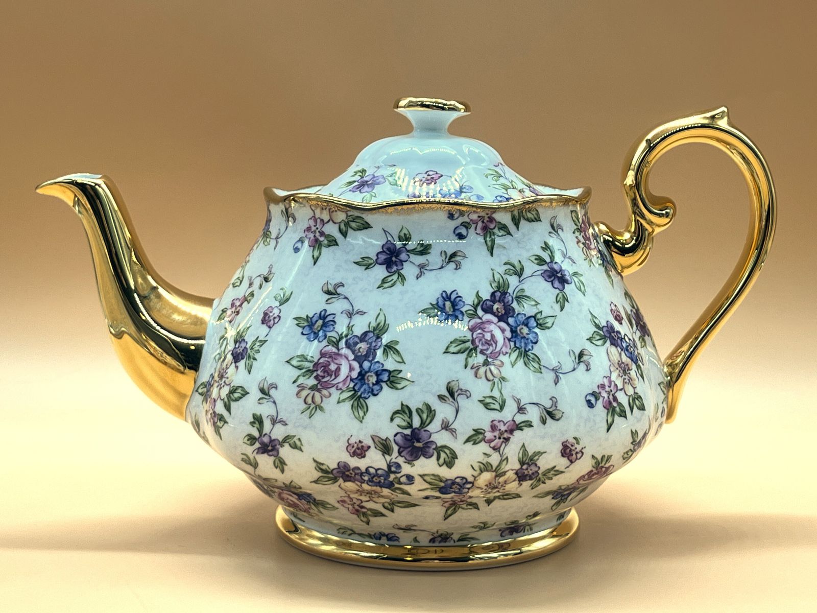 Nieuw Royal Albert China English Chintz Design Theepot met 2 Pint Inhoud, Roomkannetje en Suikerpot met Deksel. In Doos. photo 275.0
