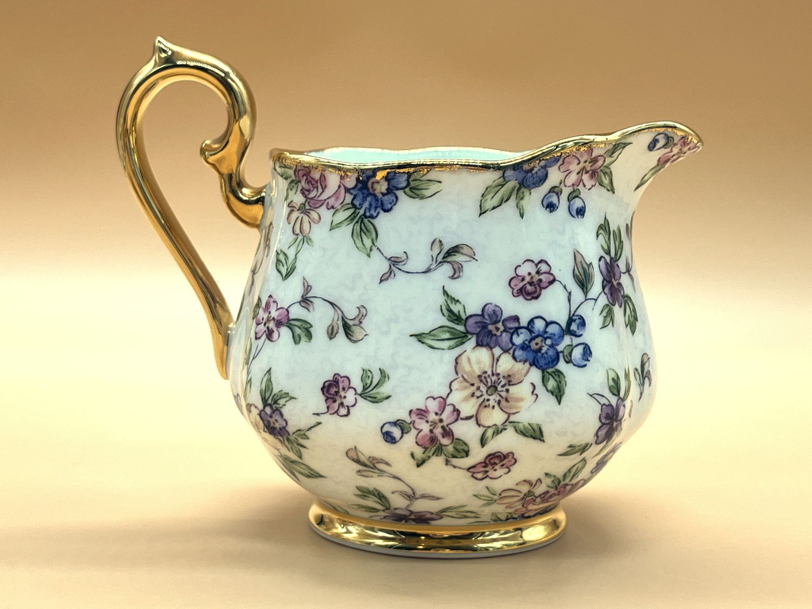 Woonaccessoires Nieuw Royal Albert China English Chintz Design Theepot met 2 Pint Inhoud, Roomkannetje en Suikerpot met Deksel. In Doos. photo