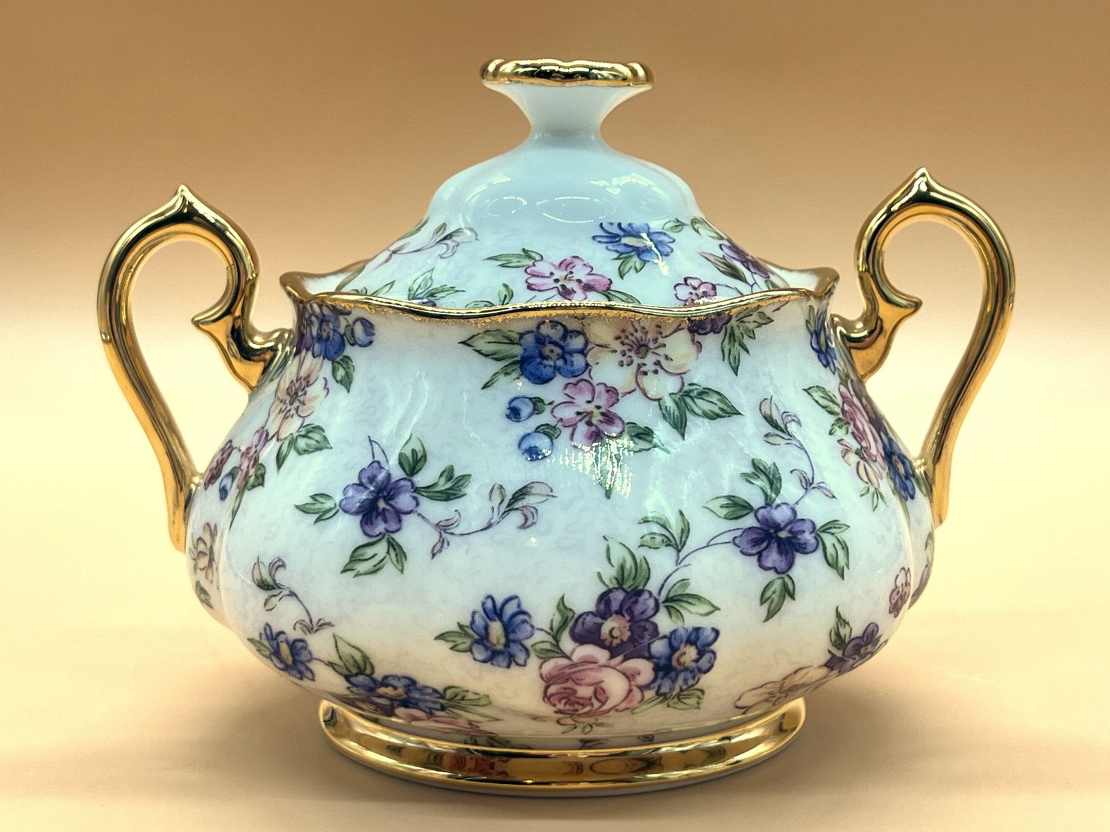 275.0 Nieuw Royal Albert China English Chintz Design Theepot met 2 Pint Inhoud, Roomkannetje en Suikerpot met Deksel. In Doos. photo