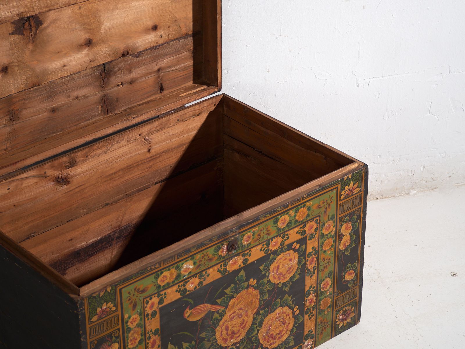 Antique Painted Trunk In Pine Wood – China, Circa 1900 photo 808.0