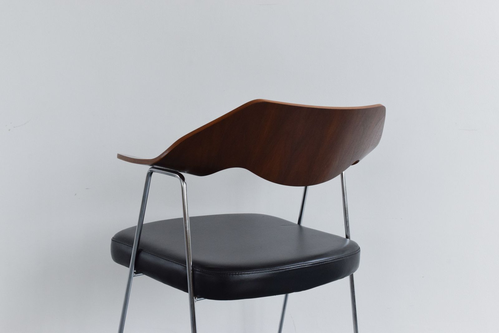 Vintage 1980s Robin Day 675 Chair photo Furniture